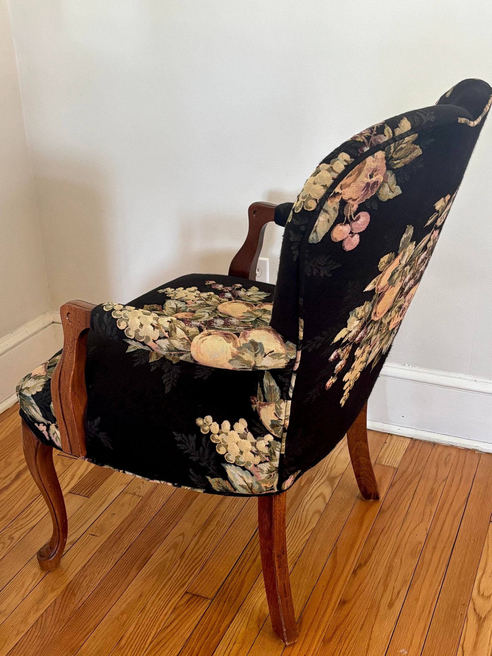 Late 20th Century French Louis XV Style Bergere Chair Upholstered in Pomegranate and Floral Fabric - 4