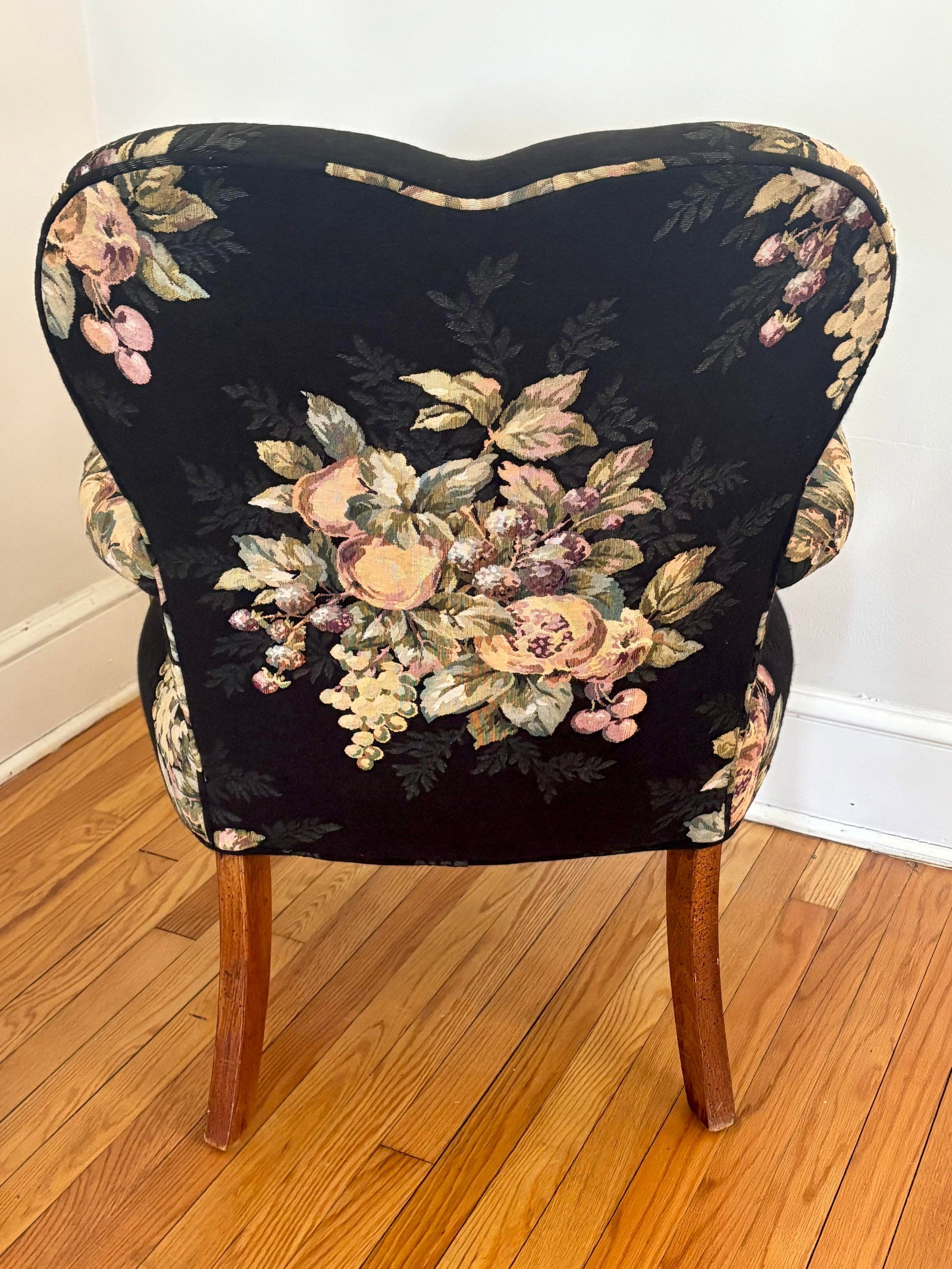 Late 20th Century French Louis XV Style Bergere Chair Upholstered in Pomegranate and Floral Fabric - 5