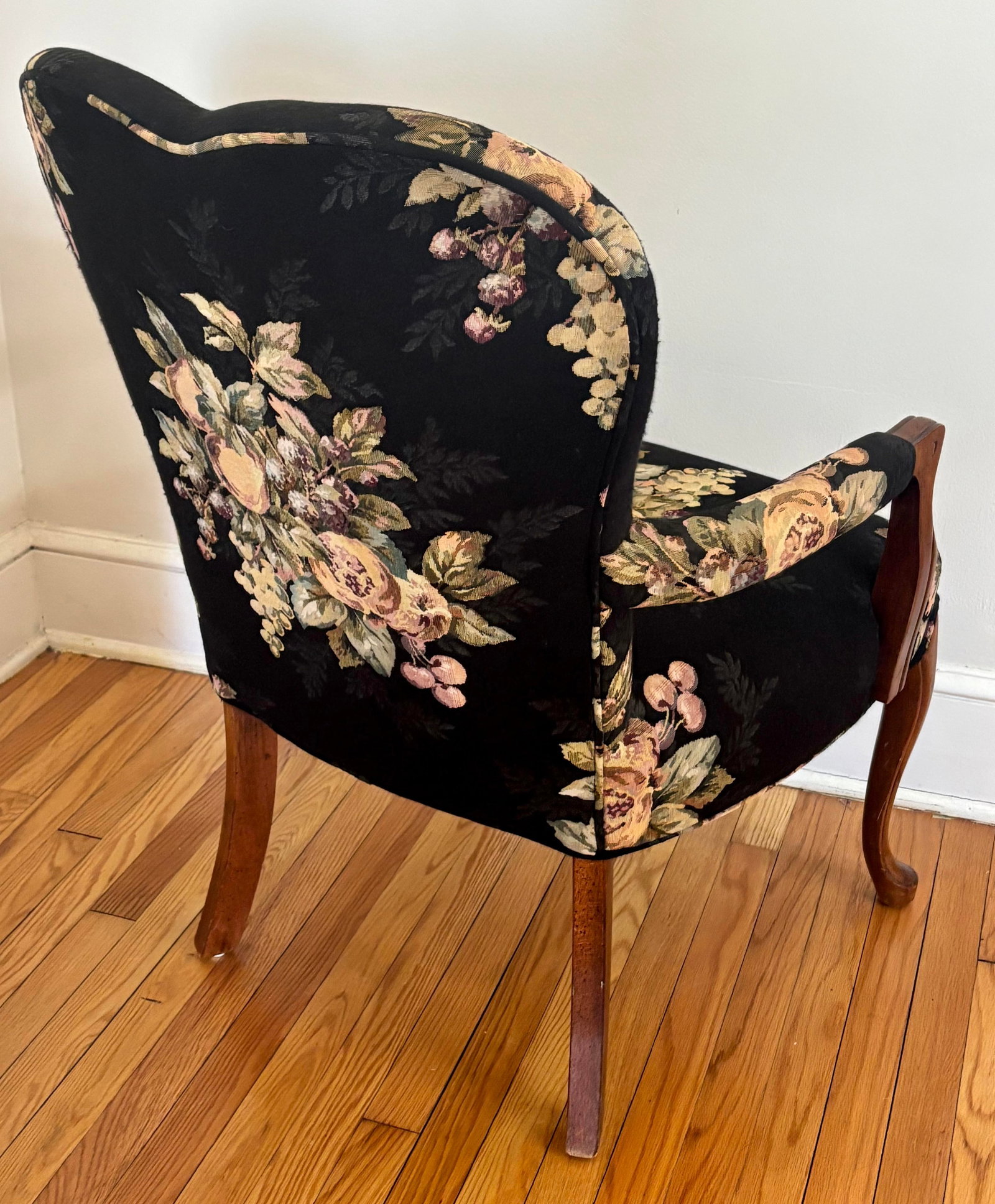 Late 20th Century French Louis XV Style Bergere Chair Upholstered in Pomegranate and Floral Fabric - 6