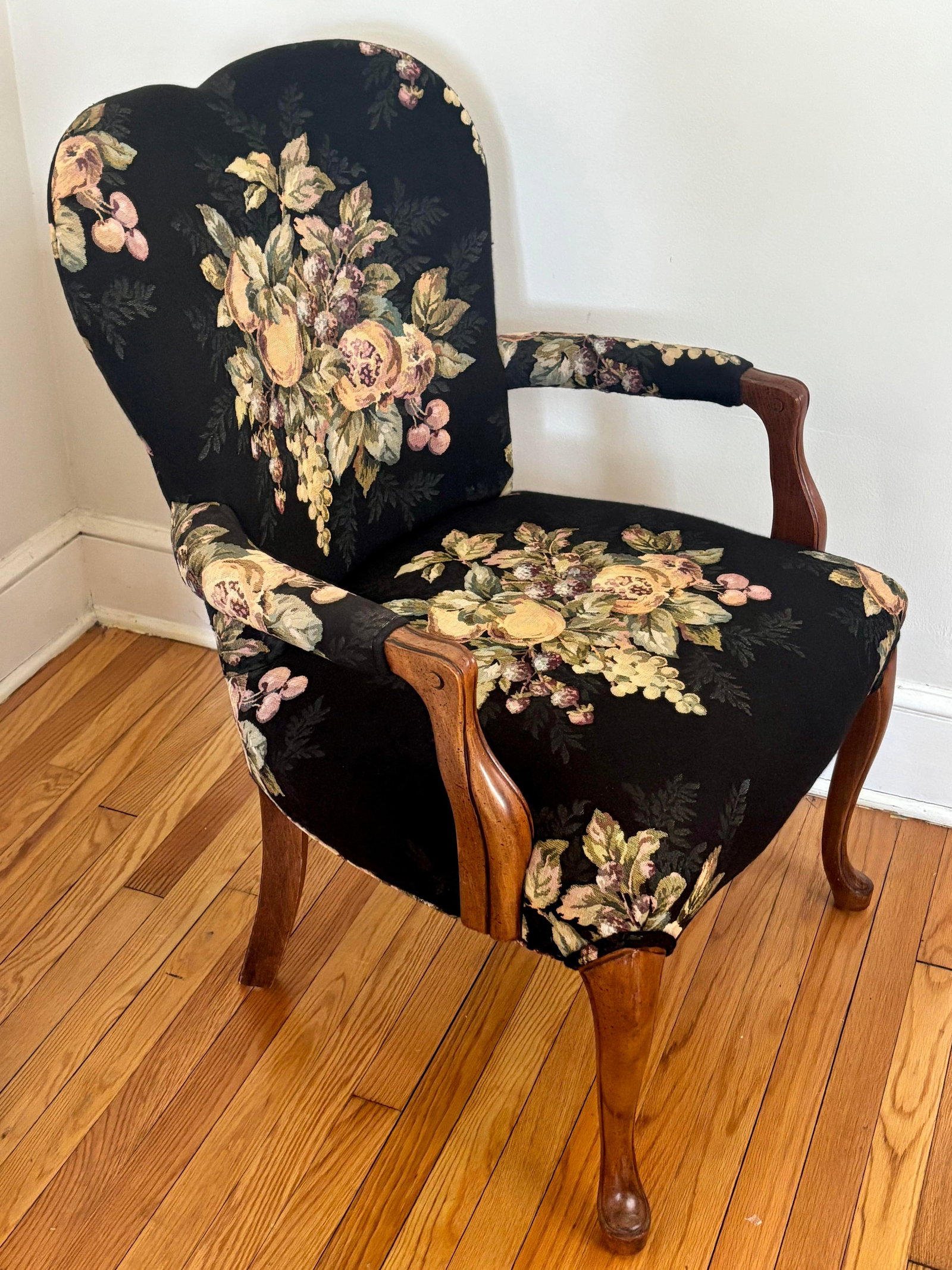 Late 20th Century French Louis XV Style Bergere Chair Upholstered in Pomegranate and Floral Fabric - 7