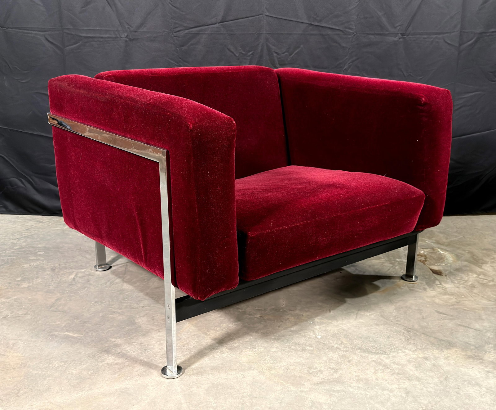Stendig Mid-Century Modern Cube Lounge Chairs in Burgundy Mohair Velvet and Chrome, Robert Hausmann - 3