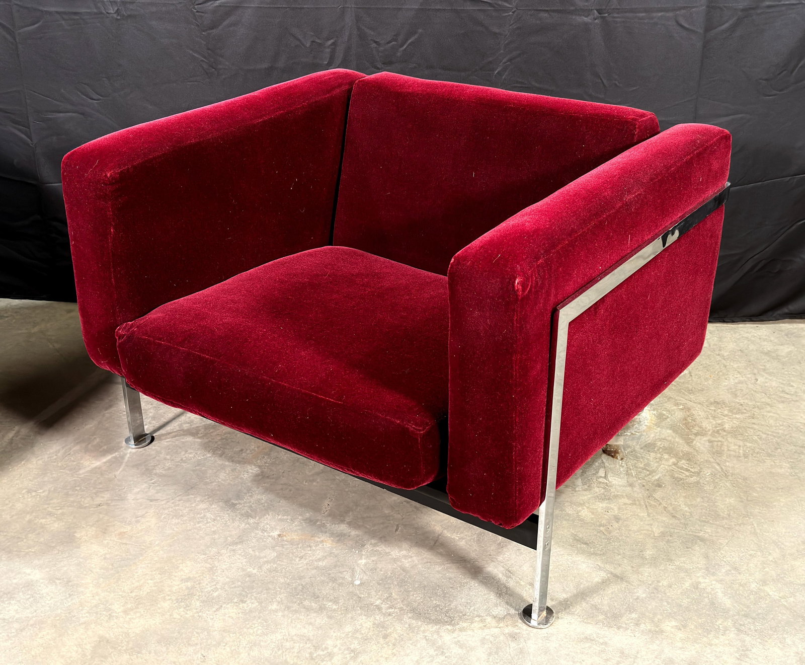 Stendig Mid-Century Modern Cube Lounge Chairs in Burgundy Mohair Velvet and Chrome, Robert Hausmann - 5