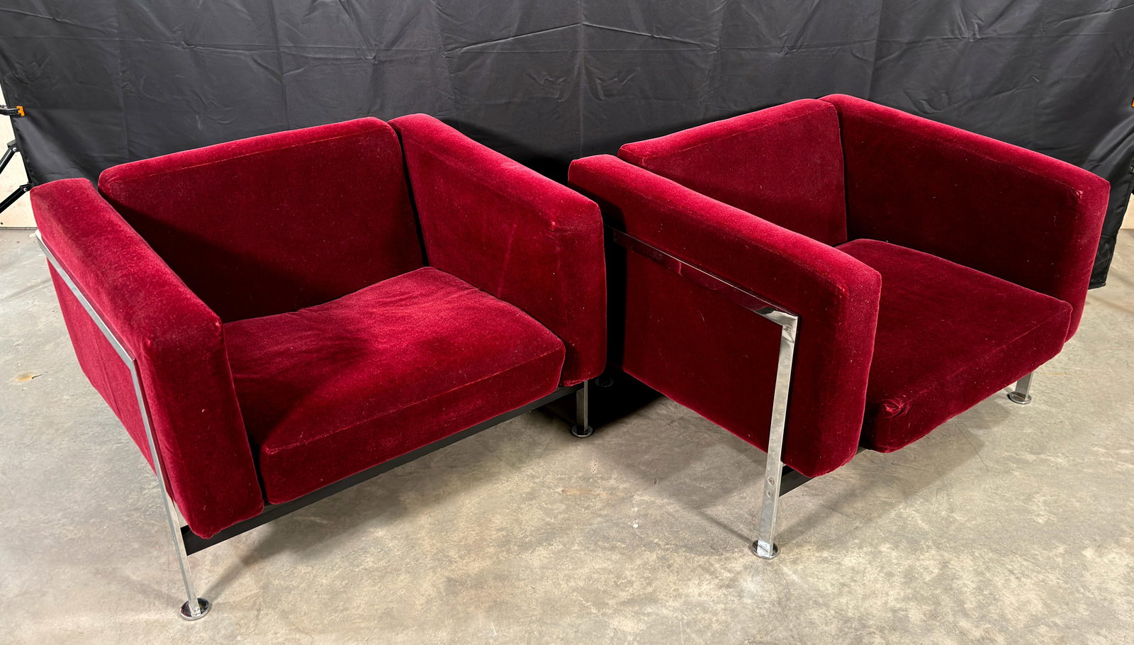 Stendig Mid-Century Modern Cube Lounge Chairs in Burgundy Mohair Velvet and Chrome, Robert Hausmann - 6
