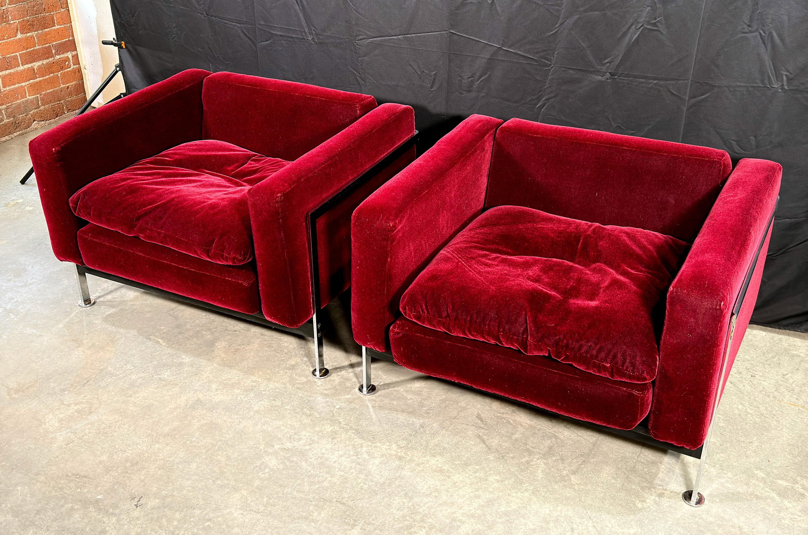Stendig Mid-Century Modern Cube Lounge Chairs in Burgundy Mohair Velvet and Chrome, Robert Hausmann - 8
