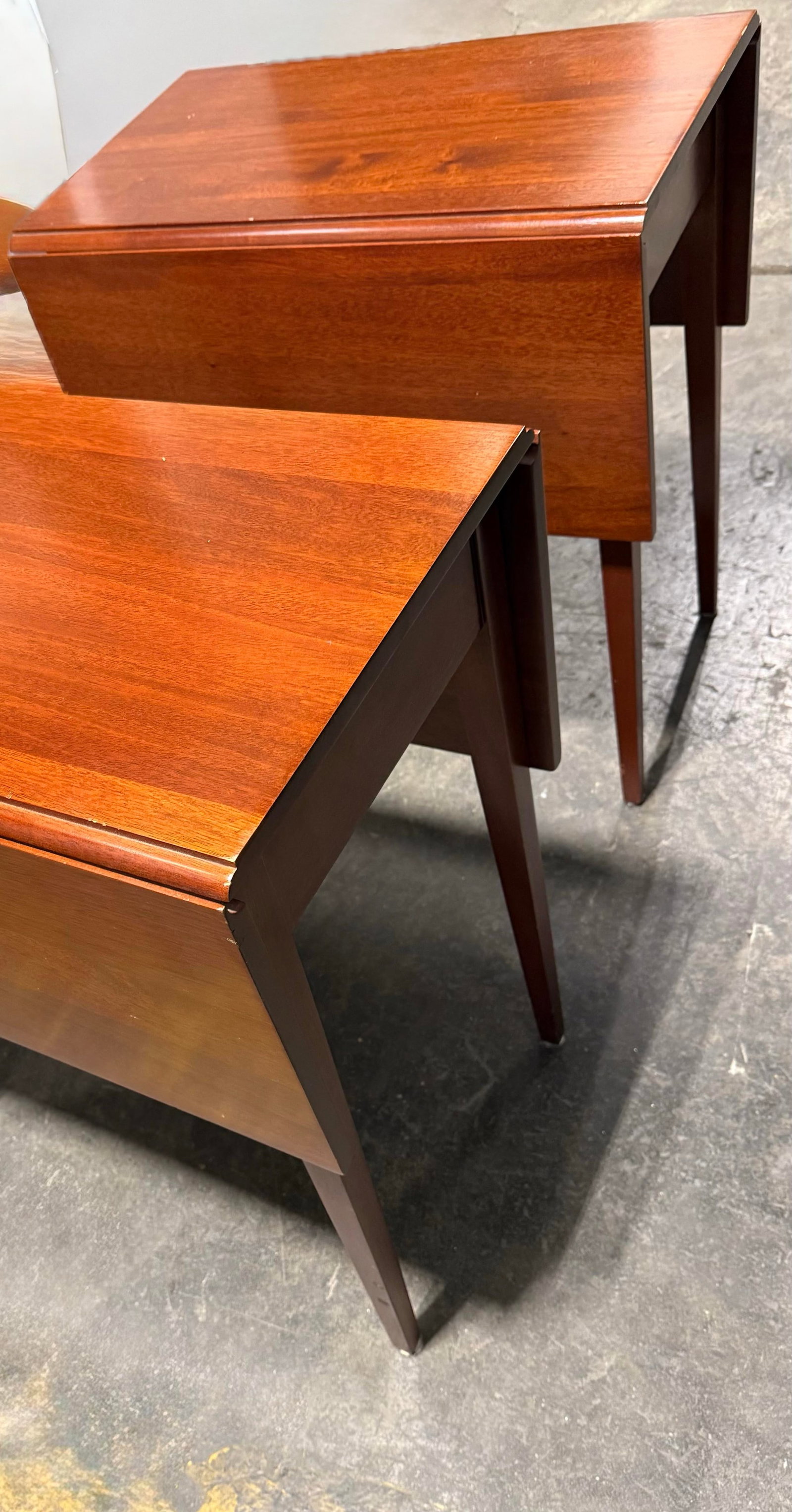 Early 20th Century Pair of Pembroke Drop-Leaf Tables - 4