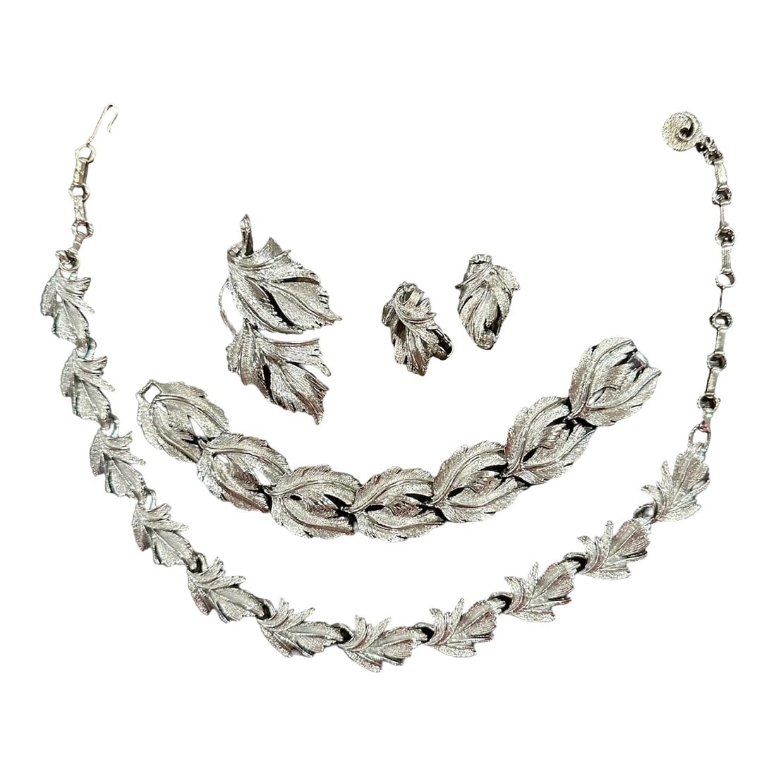 Vintage Tara Silver Tone Leaf Jewelry Complete Set of 5: Vintage Tara Jewelry Set of 5 Organic silver tone leaf design repeating links Brushed leaf elements with smooth texture gloss ribs Signed TARA Excellent Condition Necklace 13" long with additional 4"