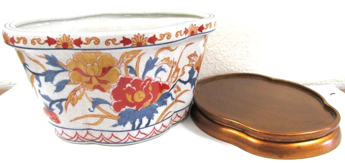 1990s Port 68 Porcelain Chrysanthemum Quatrefoil Planter With Wood Base - 10