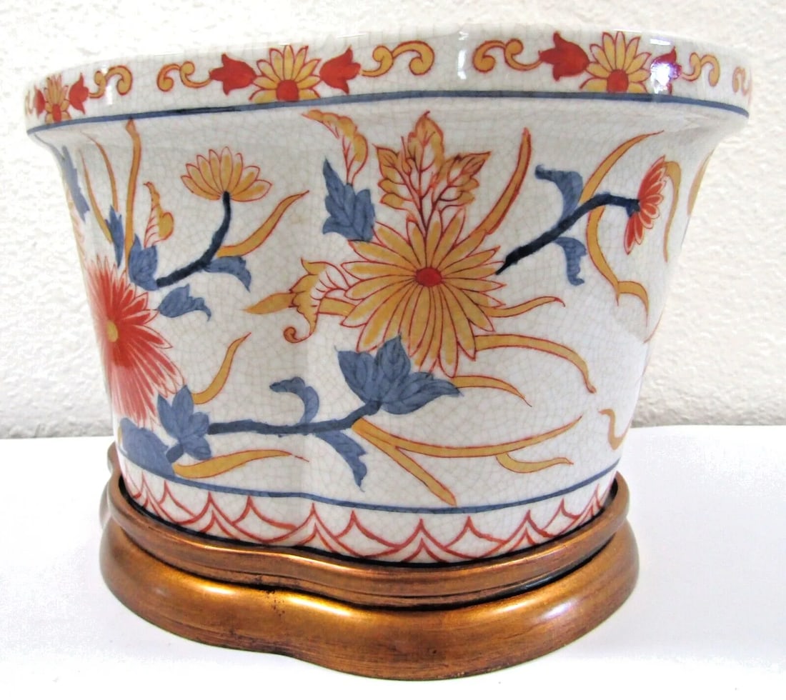 1990s Port 68 Porcelain Chrysanthemum Quatrefoil Planter With Wood Base - 5