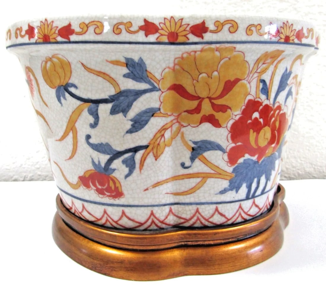1990s Port 68 Porcelain Chrysanthemum Quatrefoil Planter With Wood Base - 6