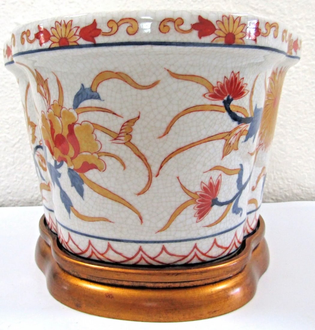 1990s Port 68 Porcelain Chrysanthemum Quatrefoil Planter With Wood Base - 9