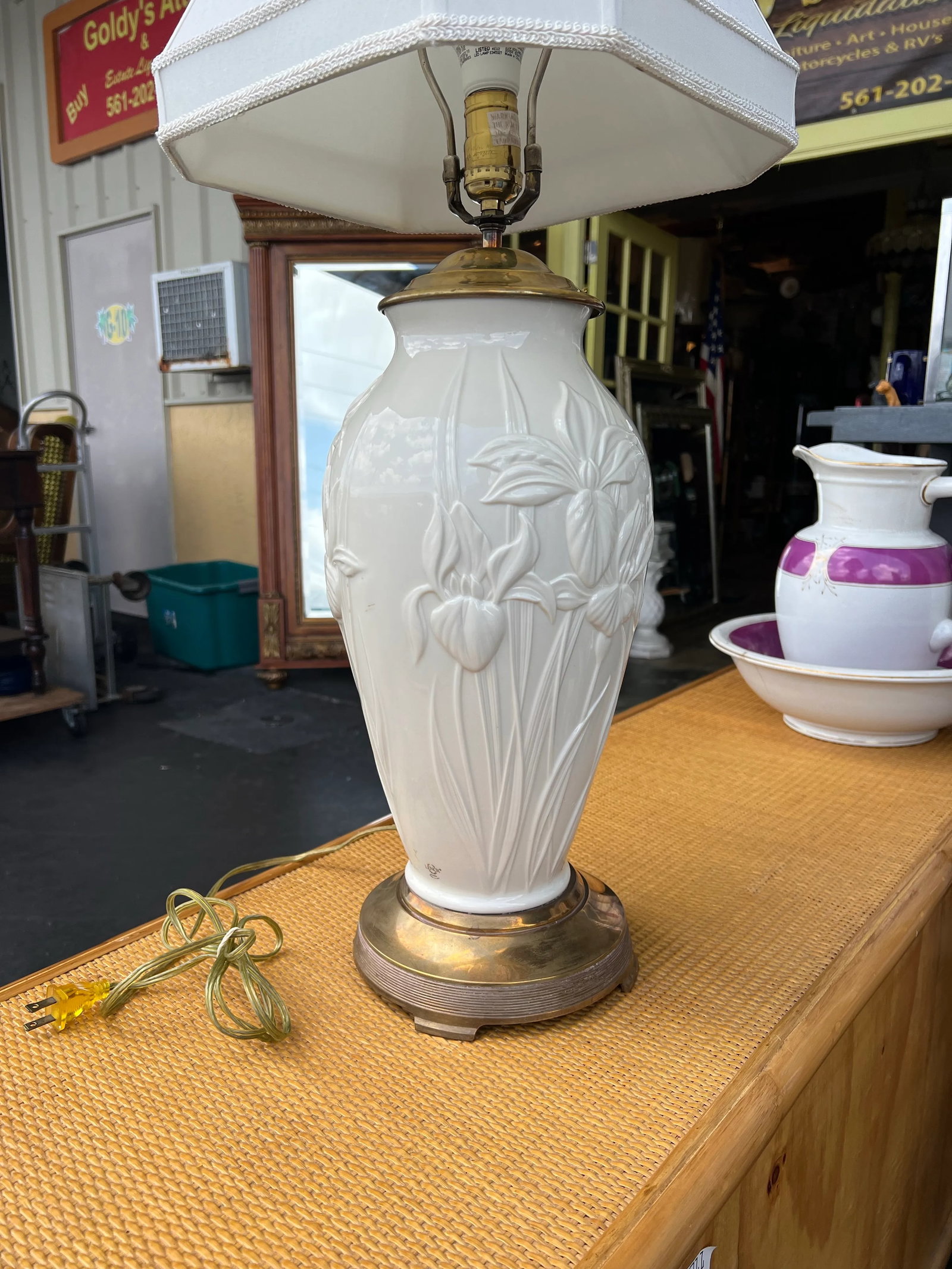 Vintage Lennox Creamwear Table Lamp With Shade - 4