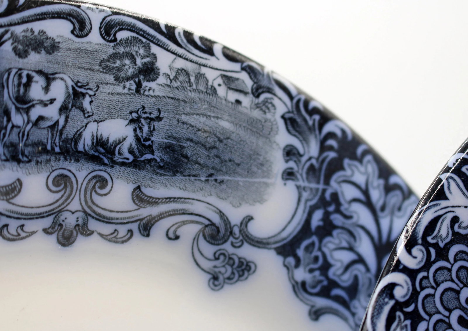 C. 1908 Pair of English Wedgwood Cows Flow Blue Pattern Plates - 6