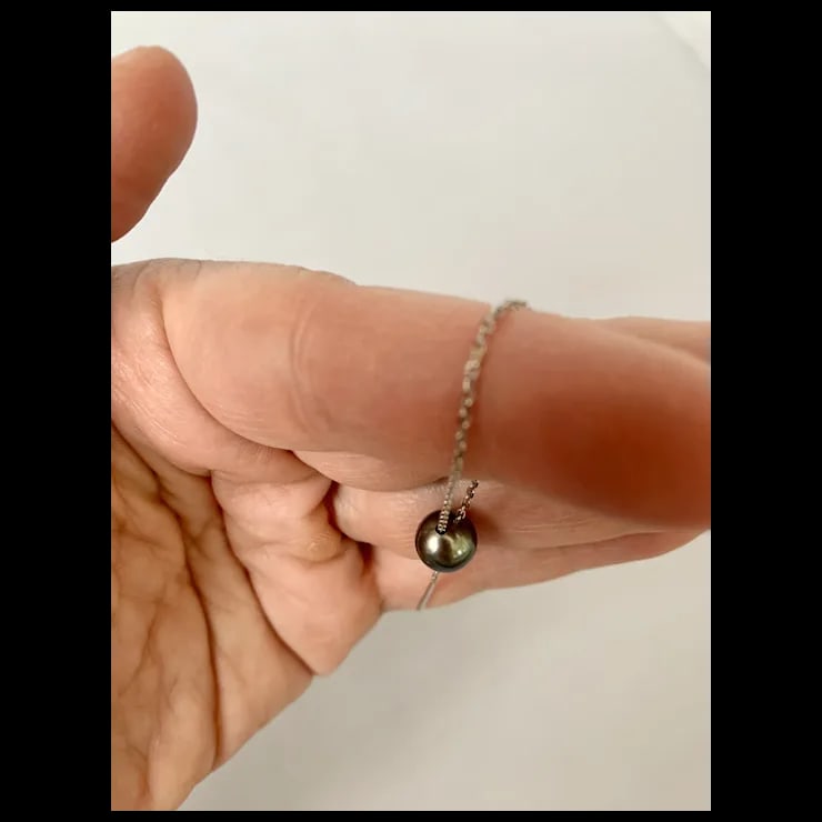Late 20th Century Tahitian Black Pearl and 14k White Gold Earrings, A Pair - 7