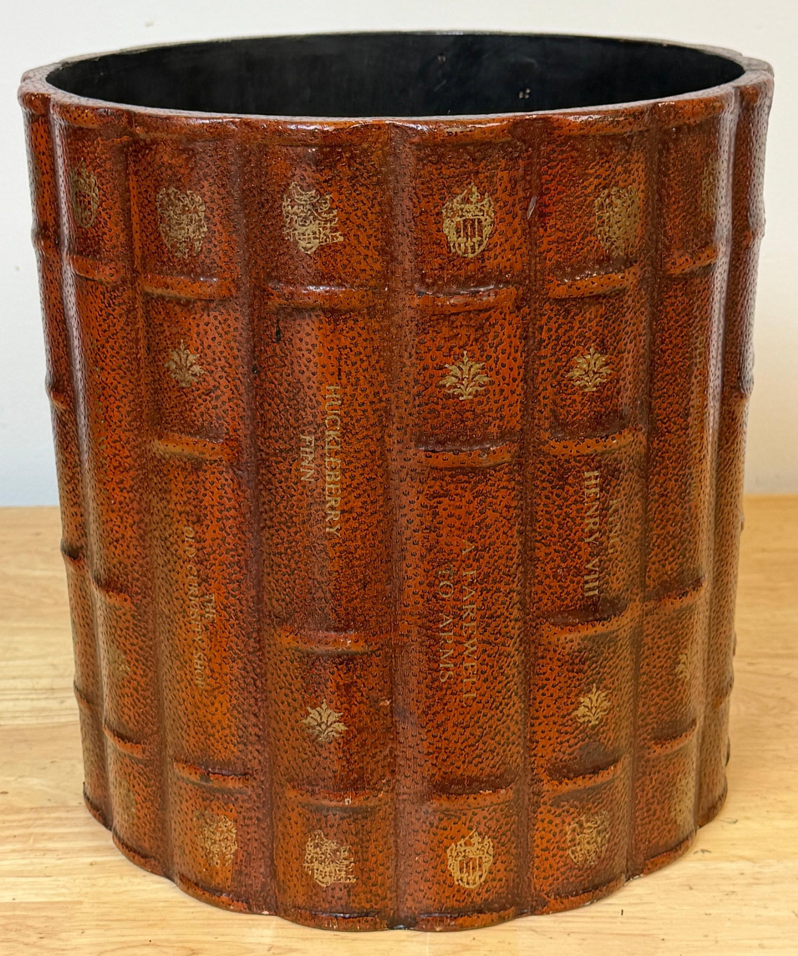 Italian Neoclassical Gilt Leather Book Motif Wastepaper Basket, 20th Century - 10