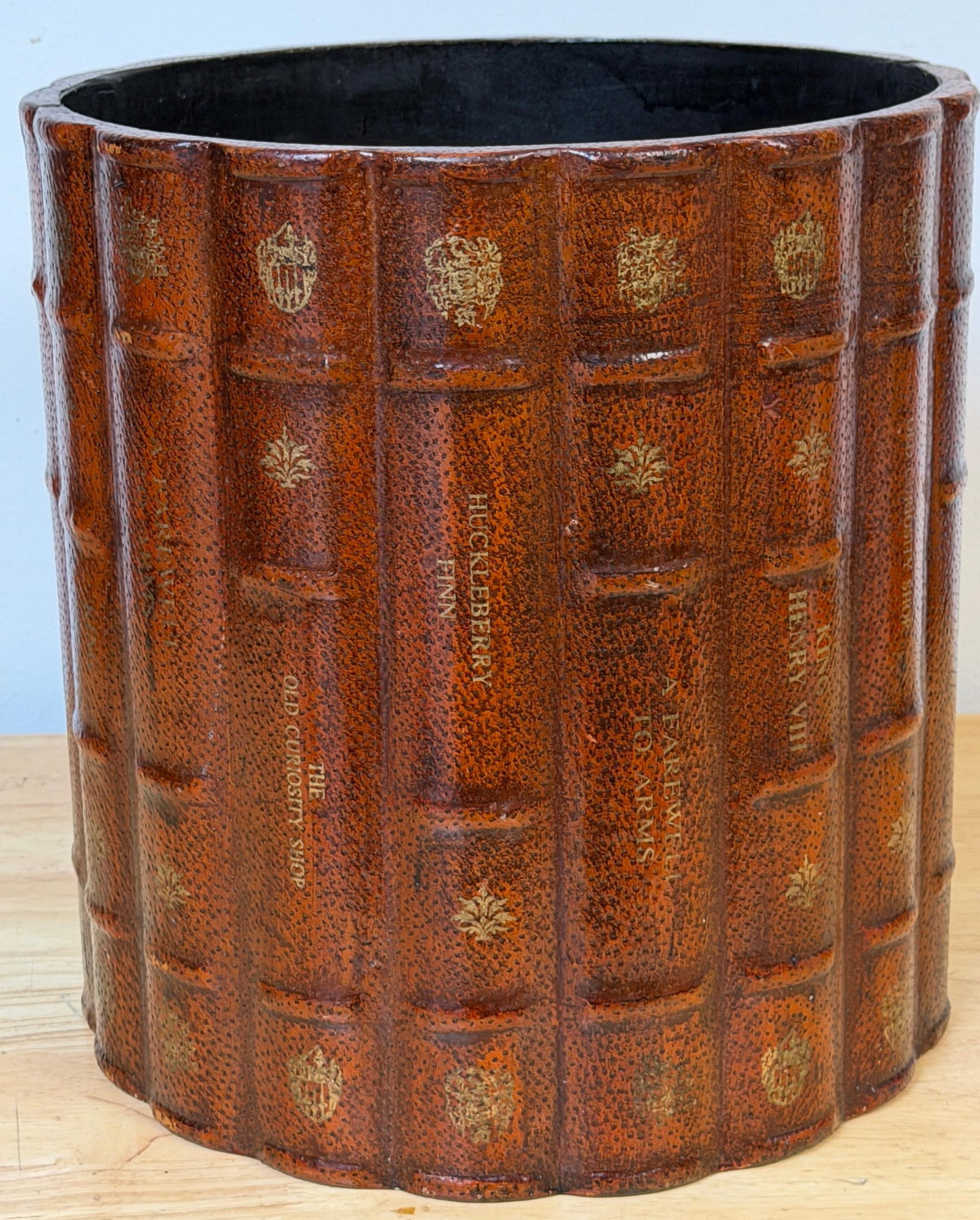 Italian Neoclassical Gilt Leather Book Motif Wastepaper Basket, 20th Century - 13