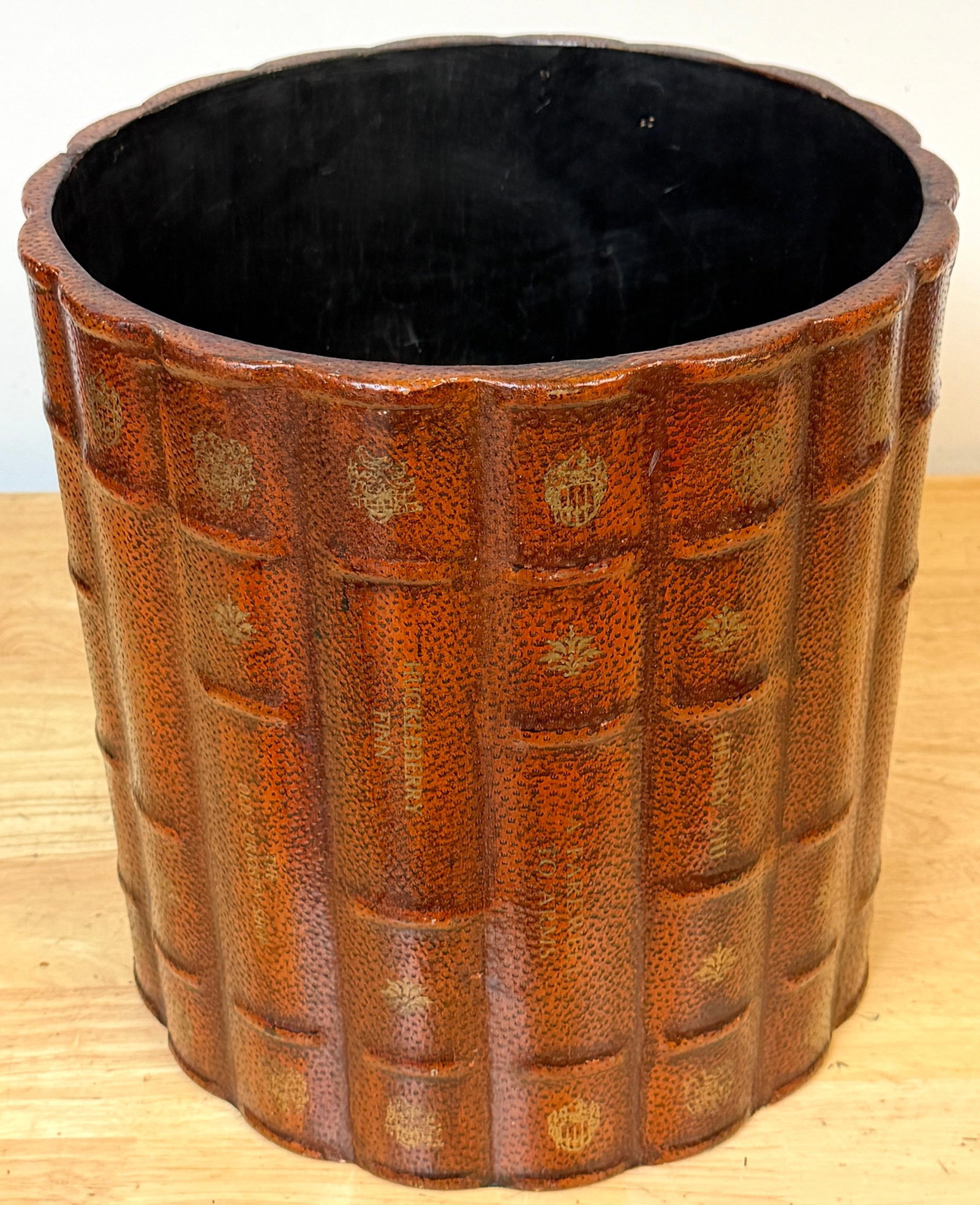 Italian Neoclassical Gilt Leather Book Motif Wastepaper Basket, 20th Century - 16
