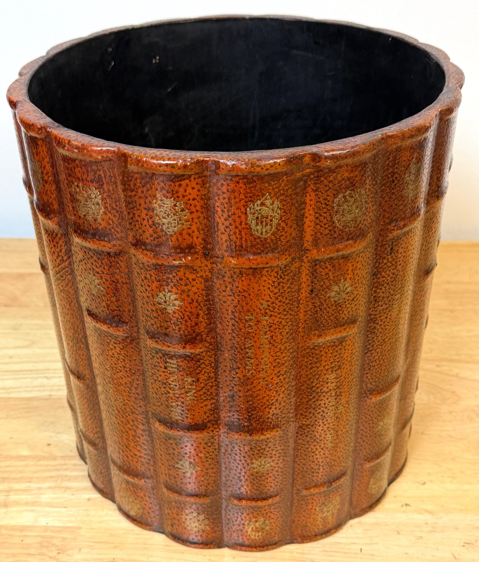 Italian Neoclassical Gilt Leather Book Motif Wastepaper Basket, 20th Century - 17