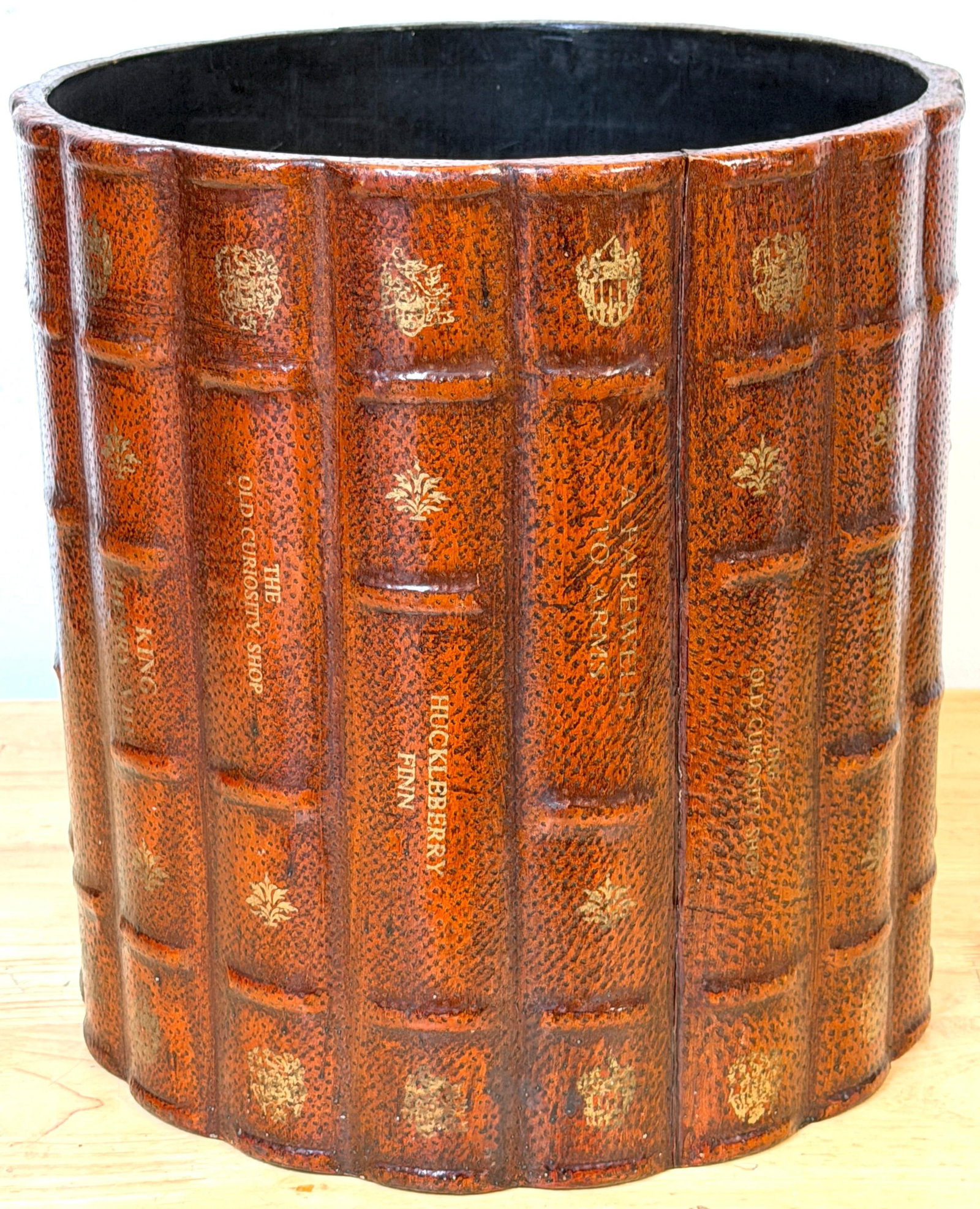 Italian Neoclassical Gilt Leather Book Motif Wastepaper Basket, 20th Century - 2