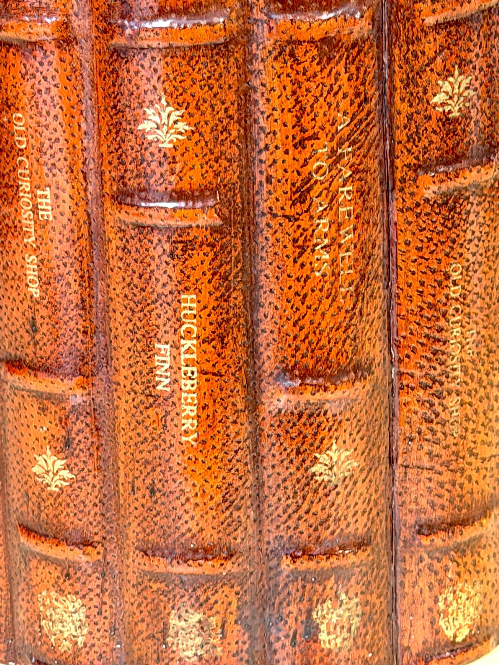 Italian Neoclassical Gilt Leather Book Motif Wastepaper Basket, 20th Century - 6