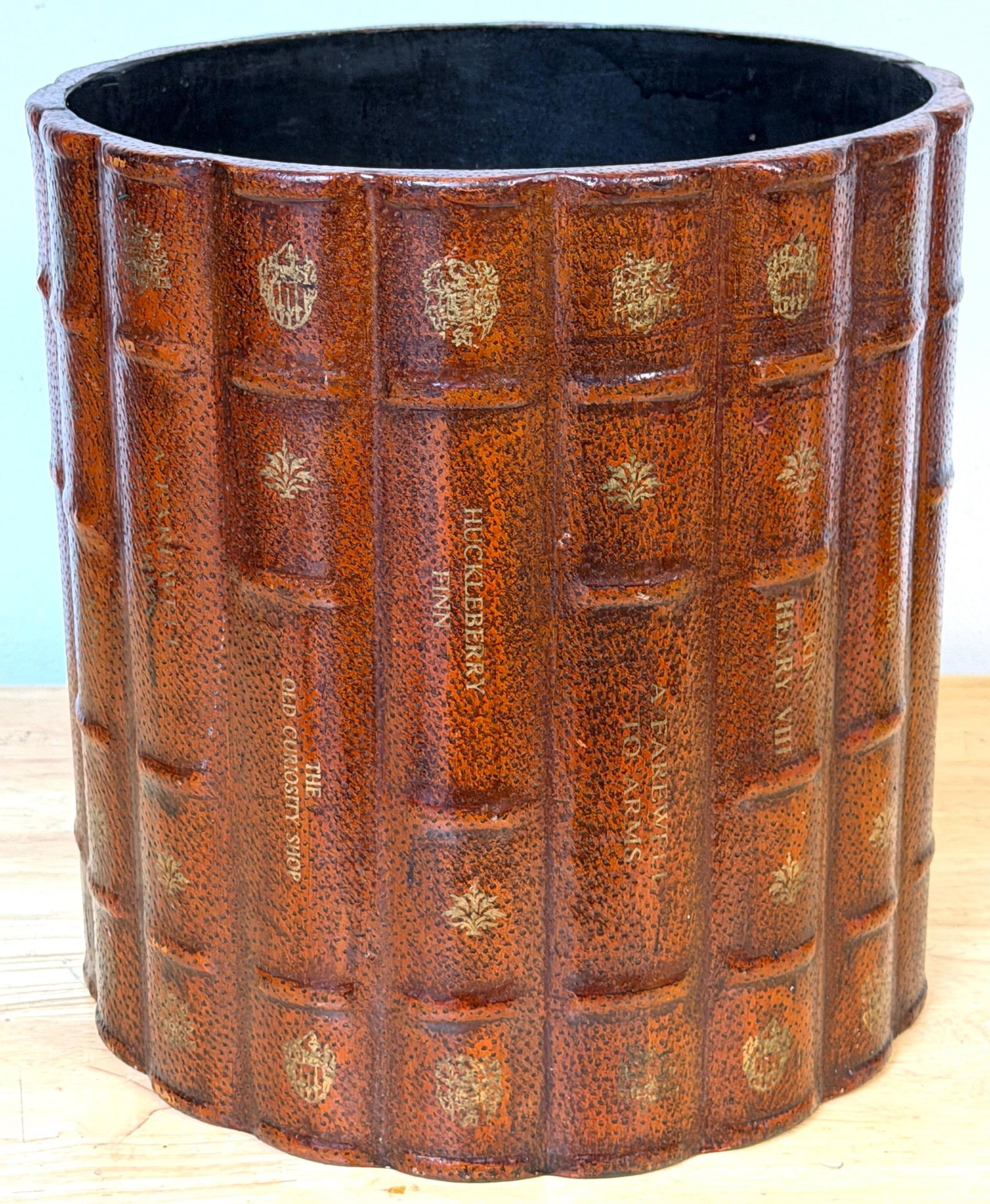 Italian Neoclassical Gilt Leather Book Motif Wastepaper Basket, 20th Century - 7