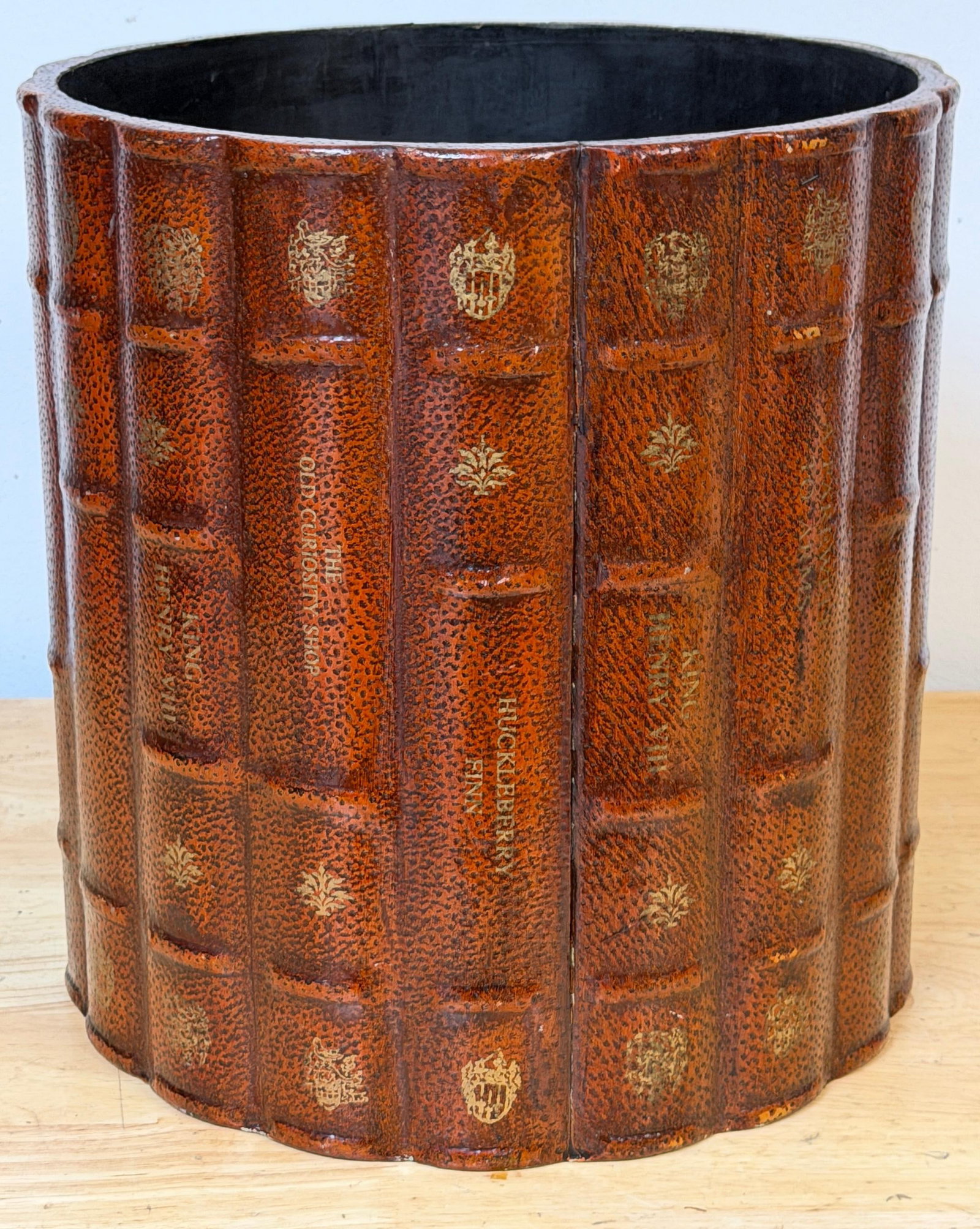Italian Neoclassical Gilt Leather Book Motif Wastepaper Basket, 20th Century - 9