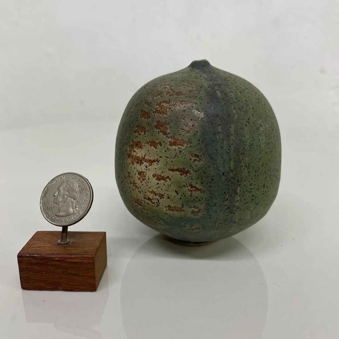 1970s Green Art Pottery Style Rose Cabat Feelie Vase California - 2