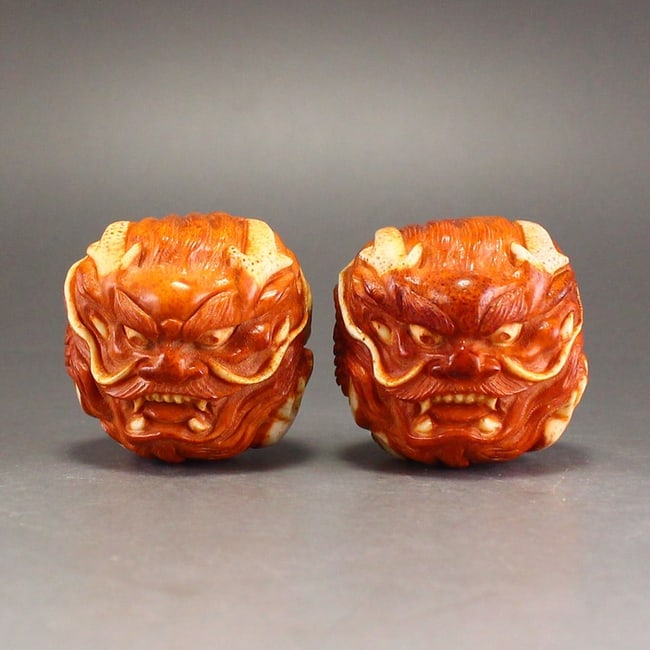 A Pair Vintage Bone Hand-Carved Gymnastic Ball w Dragon: Title: A Pair Vintage Bone Hand-Carved Gymnastic Ball w DragonOrigin: ChineseDate/Period: After1900Materials: BoneDimensions: 40 (mm) 1.57 (inches) Weight: 0.26 lbs/ 118 gReserve: $120.00Shipping:Dome