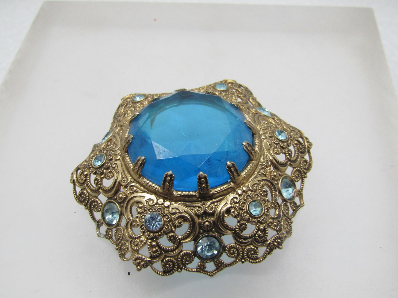 Vintage Filigree Blue Rhinestone Brooch, 1940's-1960's. - 4
