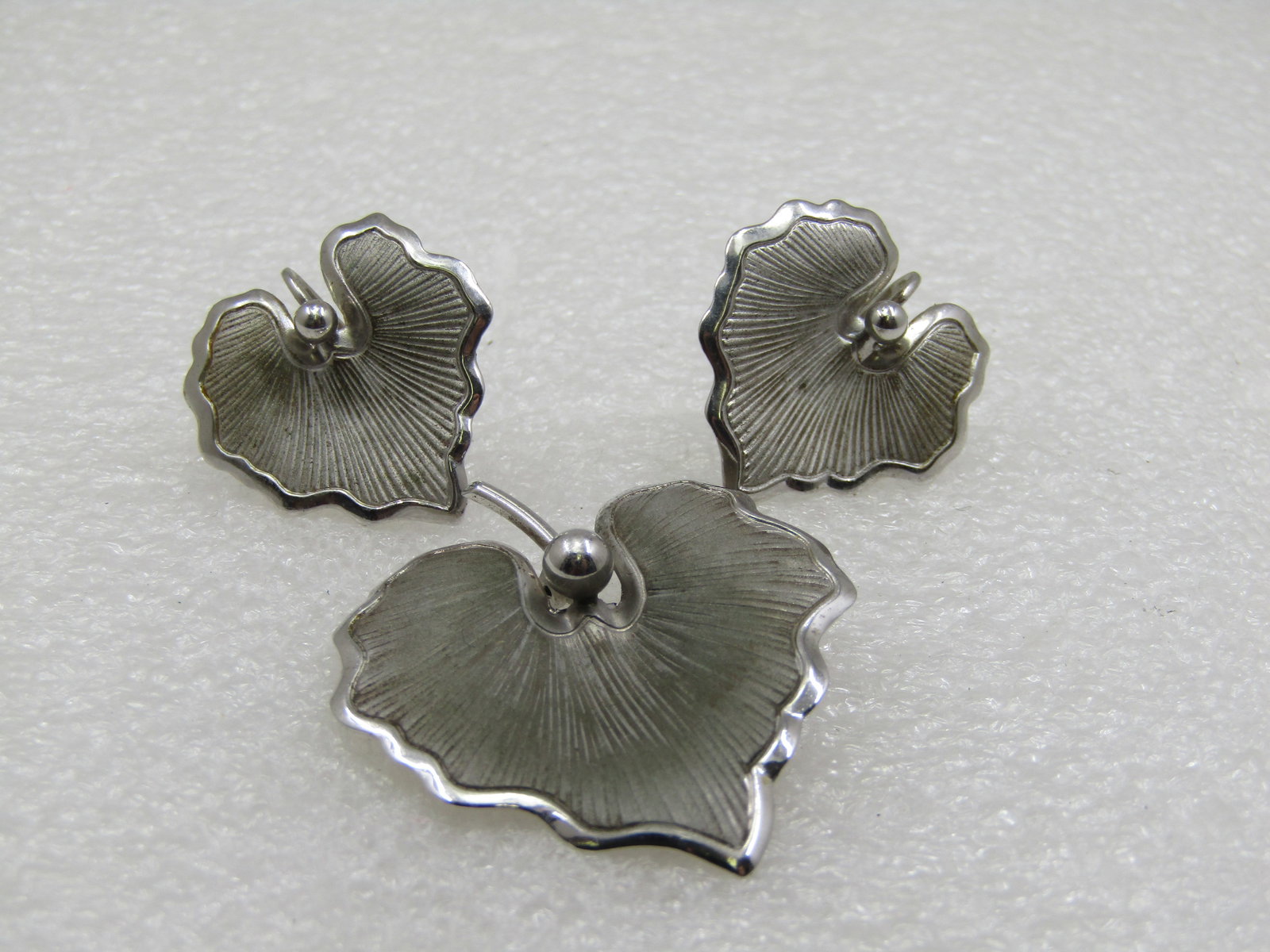 Vintage Sterling Leaf Brooch Earrings Set, Signed Loran Sim: Vintage Sterling Leaf Brooch Earrings Set, Signed Loran Sim. 1940's-1950's. The earrings are screw back. Textured ridged leaves with smooth and shiny frame and a center bead accent at the base of the