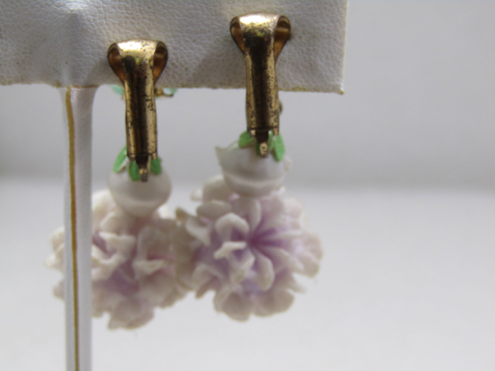 Vintage Mid-Century Molded Floral Drop Earrings, Clip, Hippie/Boho - 4