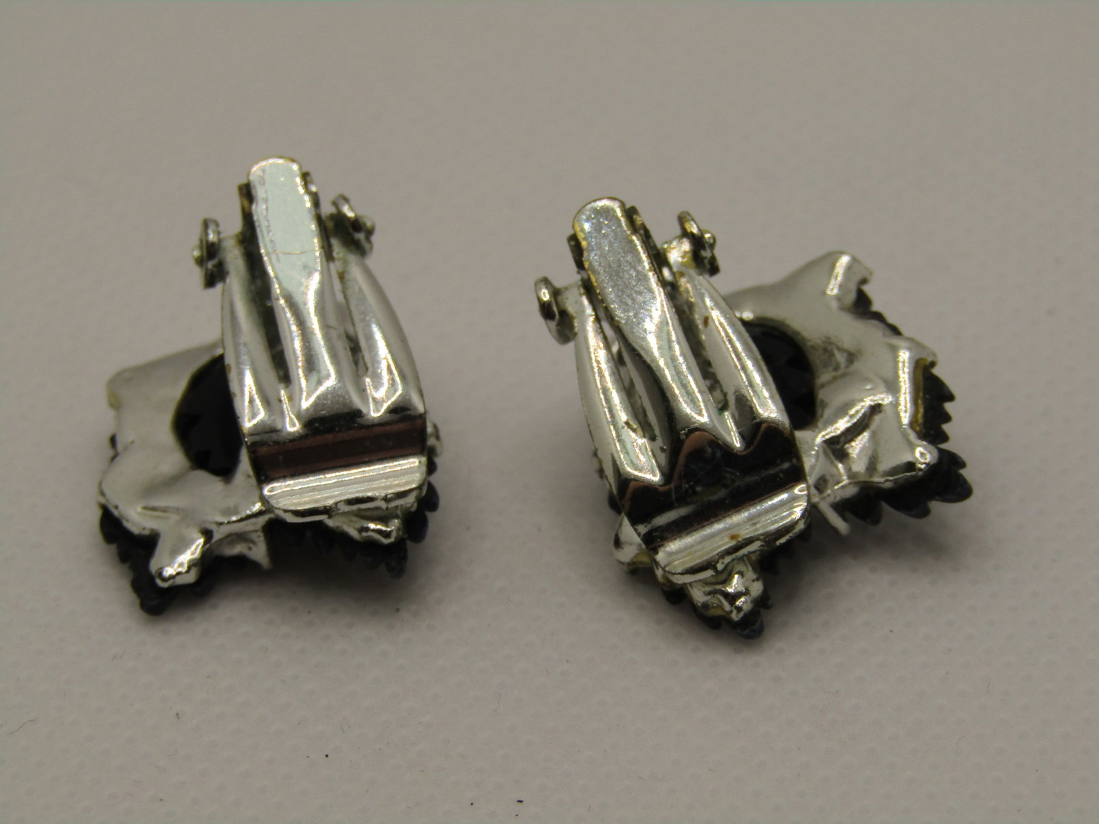 Vintage Black Leaf Clip Earrings, 1", Silver Tone - 5