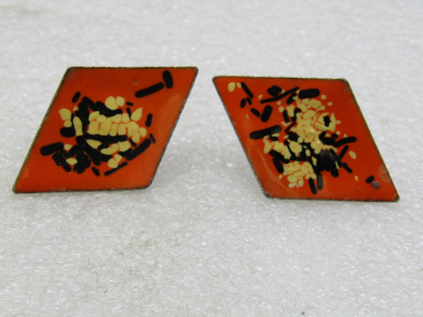 Vintage Orange Enameled Diamond Shaped Earrings, Screwback, 1960's: Vintage Orange Enameled Diamond Shaped Earrings, Screwback, 1960's, 1.5" tall and 7/8" wide. Great autumn earrings too. Orange enameled background with black and yellow confetti-like accents. Silver t