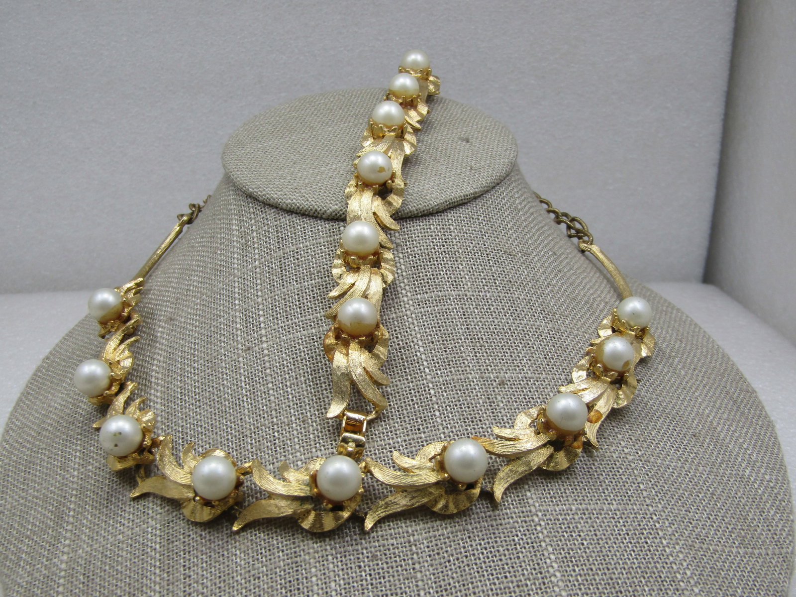 Vintage Faux Pearl LeaF Chocker & Bracelet Set, 1960's: Vintage Faux Pearl Leaf Necklace & Bracelet Set, 1960's. The necklace is 18" from end to end but can be worn shorter as a choker or longer with 8mm white pearls that sit on each trailing leaf-like lin