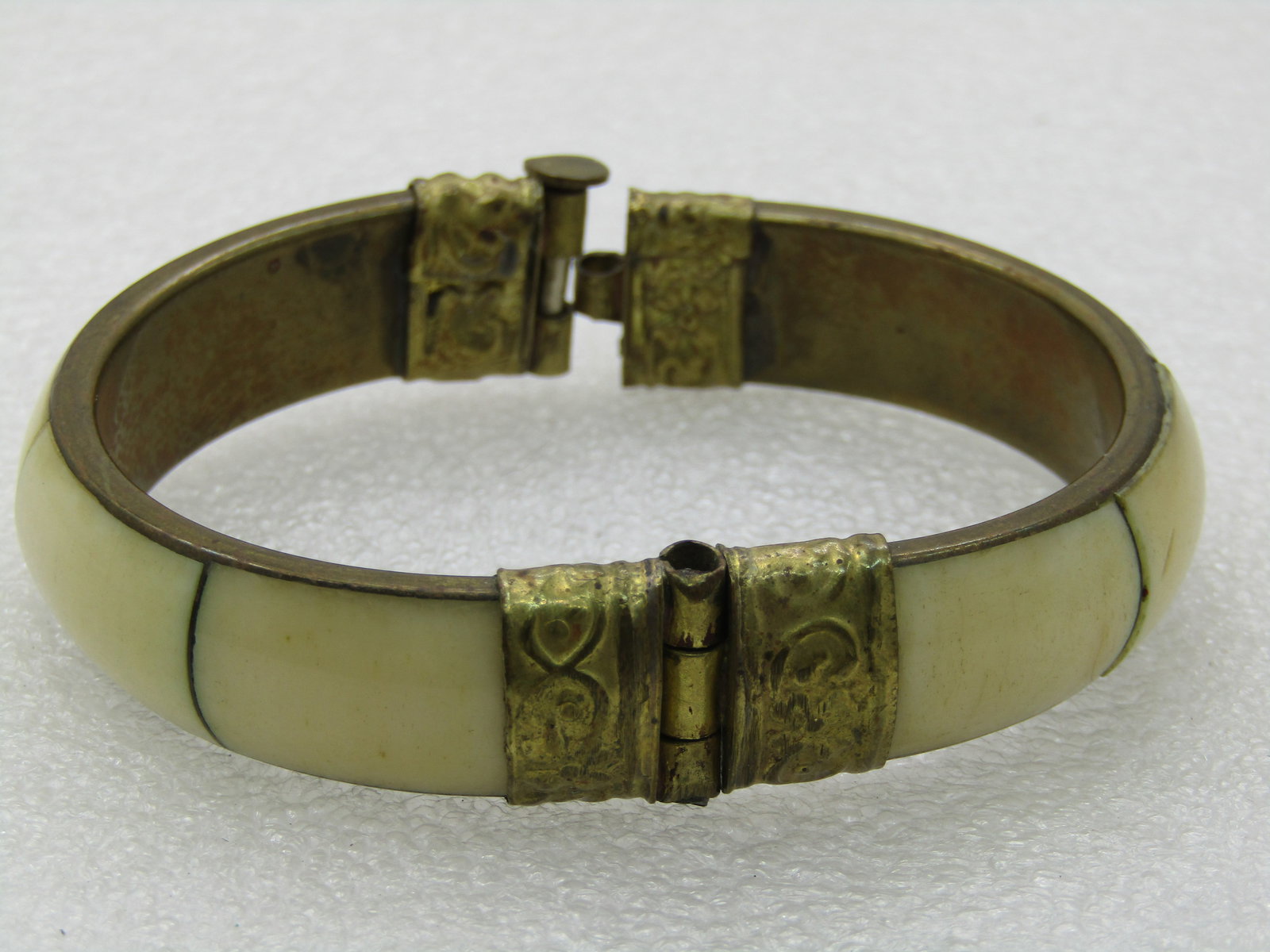 Vintage Brass & Shell Tribal Clamper Bracelet, Pin Clasp, 7.75", 1/2" wide - 4