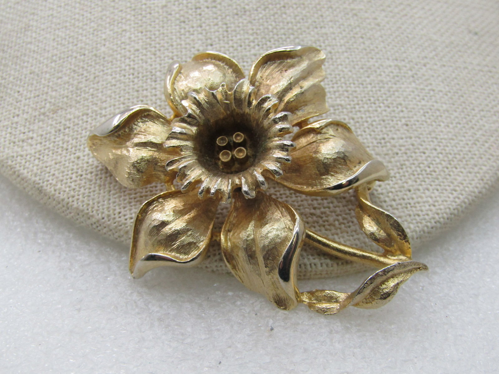 Vintage Gold Tone Daffodil Floral Brooch, 1960's, 2.5": Vintage Gold Tone Daffodil floral Brooch, 1960's, 2.5" by 2" wide. This has textured and curled petals with shiny and smooth edging and stem and textured leaves. It is not signed by the maker. Very go