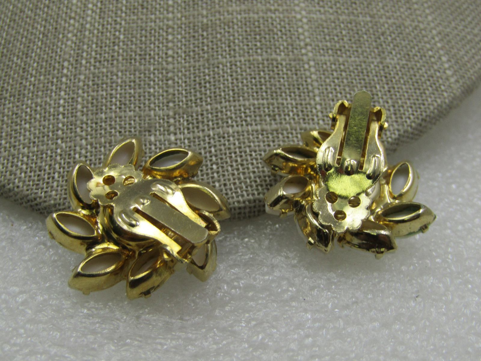 Vintage Spiral Blossom Milk Glass Clip Earrings - 4
