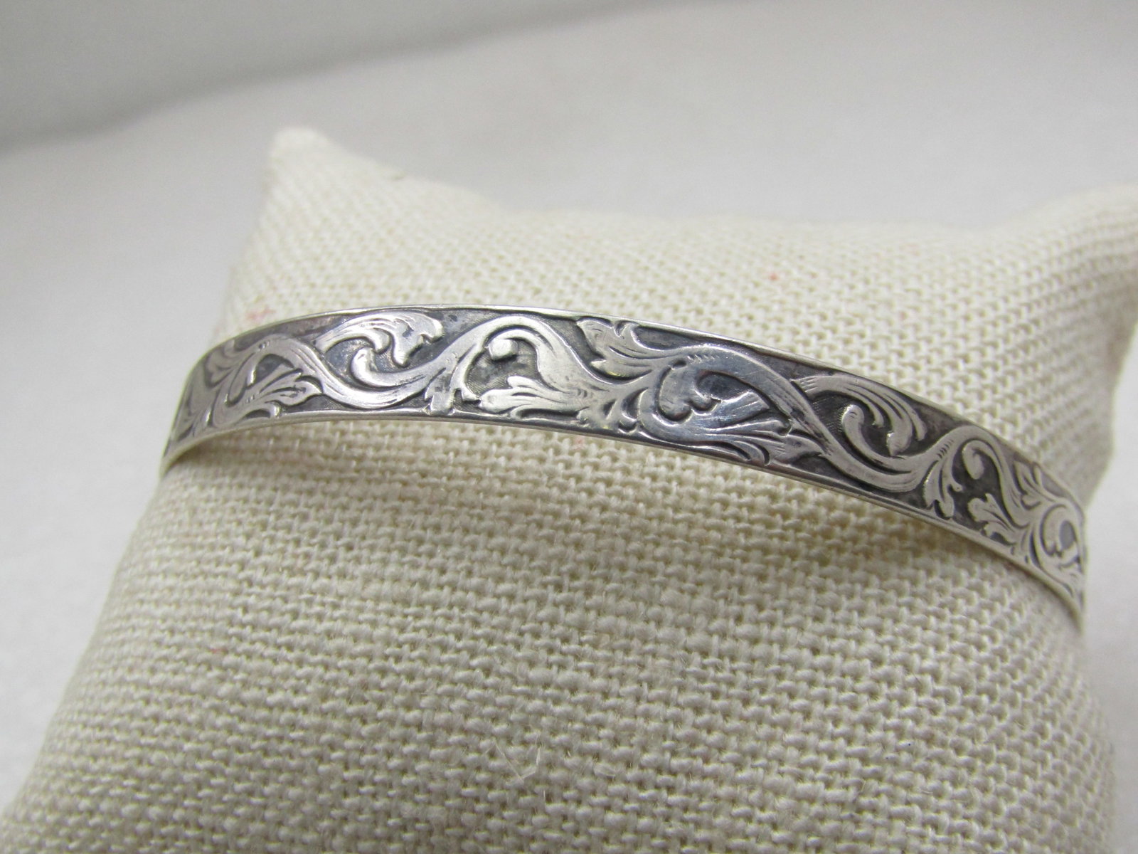 Vintage 6.5mm Sterling Bracelet, 7.75" Scrolled: Vintage 6.5mm Sterling Bracelet, 7.75" Scrolled. Marked sterling, tested. Weight is aapx. 9.16 gr. The design a repousse scroll of leaves and vinelike trials. Good condition to very good condition.