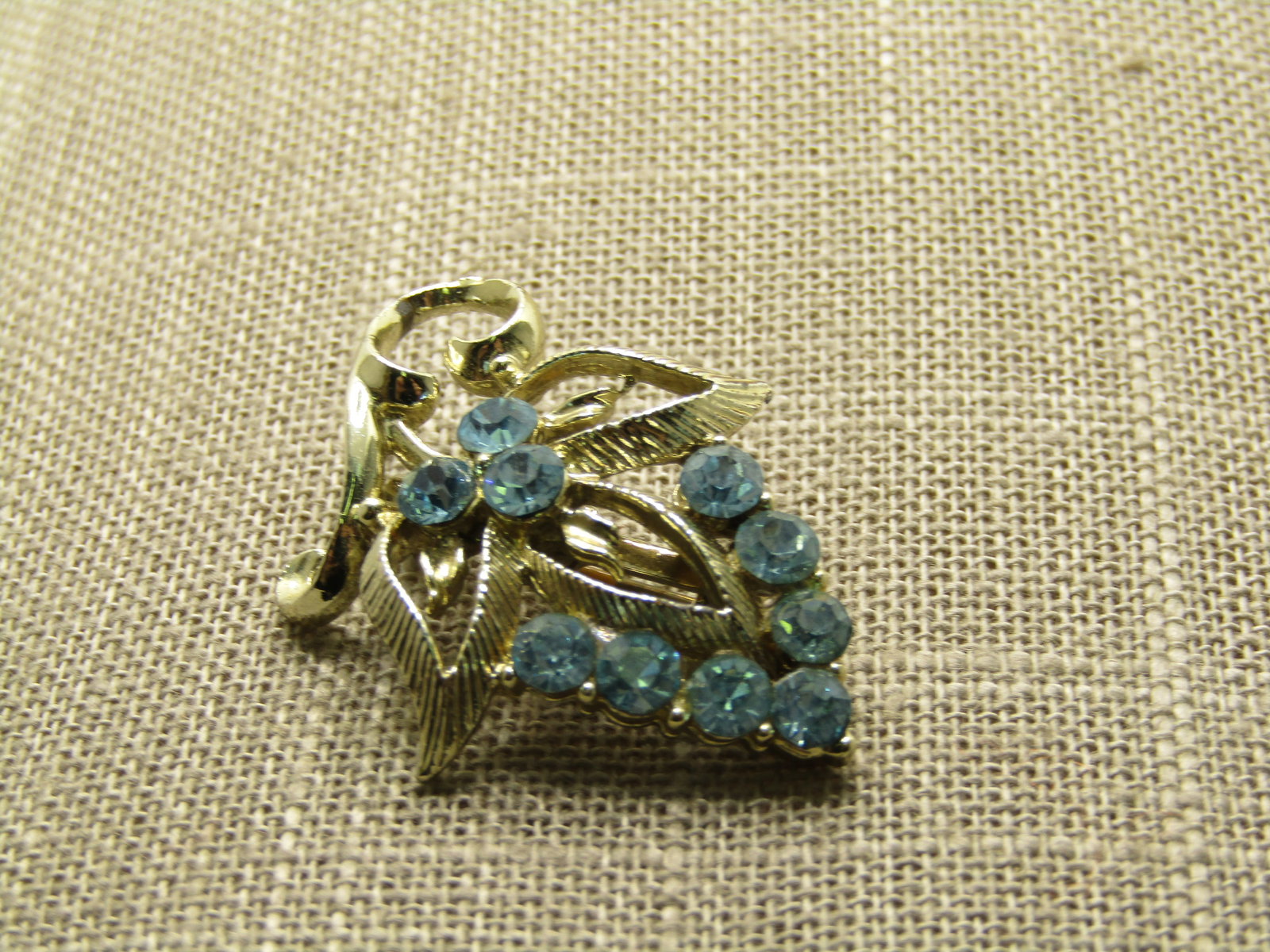 Vintage Aqua Rhinestone Leaf Brooch, 1960's: Vintage Aqua Rhinestone Leaf Brooch, 1960's, 1.5" tall and 1" wide. Not signed by the maker. Very good condition. (INV. W.421718.5 SS4451 J LD 5/4/21). Reserve: $20.00 Shipping: Domestic: Flat-rate