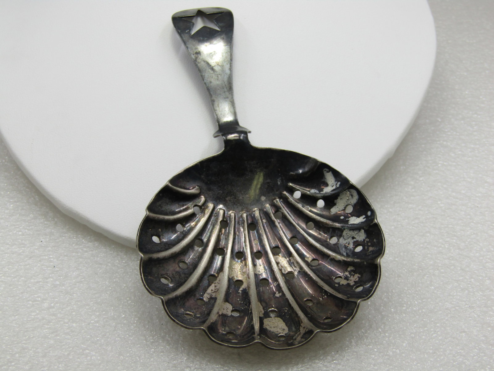 Vintage Wm. Rogers Silver Plated Julep Strainer, Signed with Star 2: Vintage Wm. Rogers Silver Plated Julep Strainer, Signed with Star 2. 5.5" long and 2.75" wide. Came from an estate. Cut-out star at end of handle. Signed WM Rogers with a star shape and 2. There is a