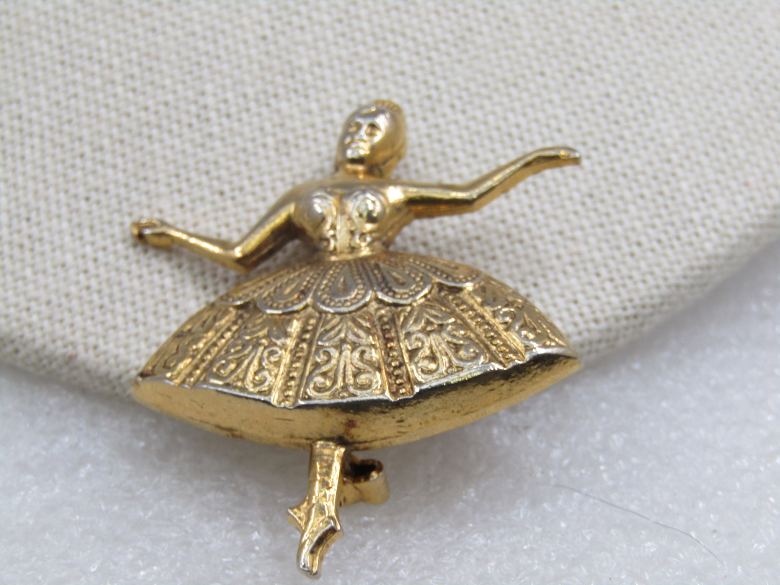 Vintage Damascene Ballerina Brooch, Spain. 1.75", Gold Tone, 1950's-1960's: Vintage Damascene Ballerina Brooch, Spain. 1.75", Gold Tone, 1950's-1960's. This is appx. 1.5" wide. Standing on tip toes. Marked Spain. Very nice vintage piece in very good conditon.