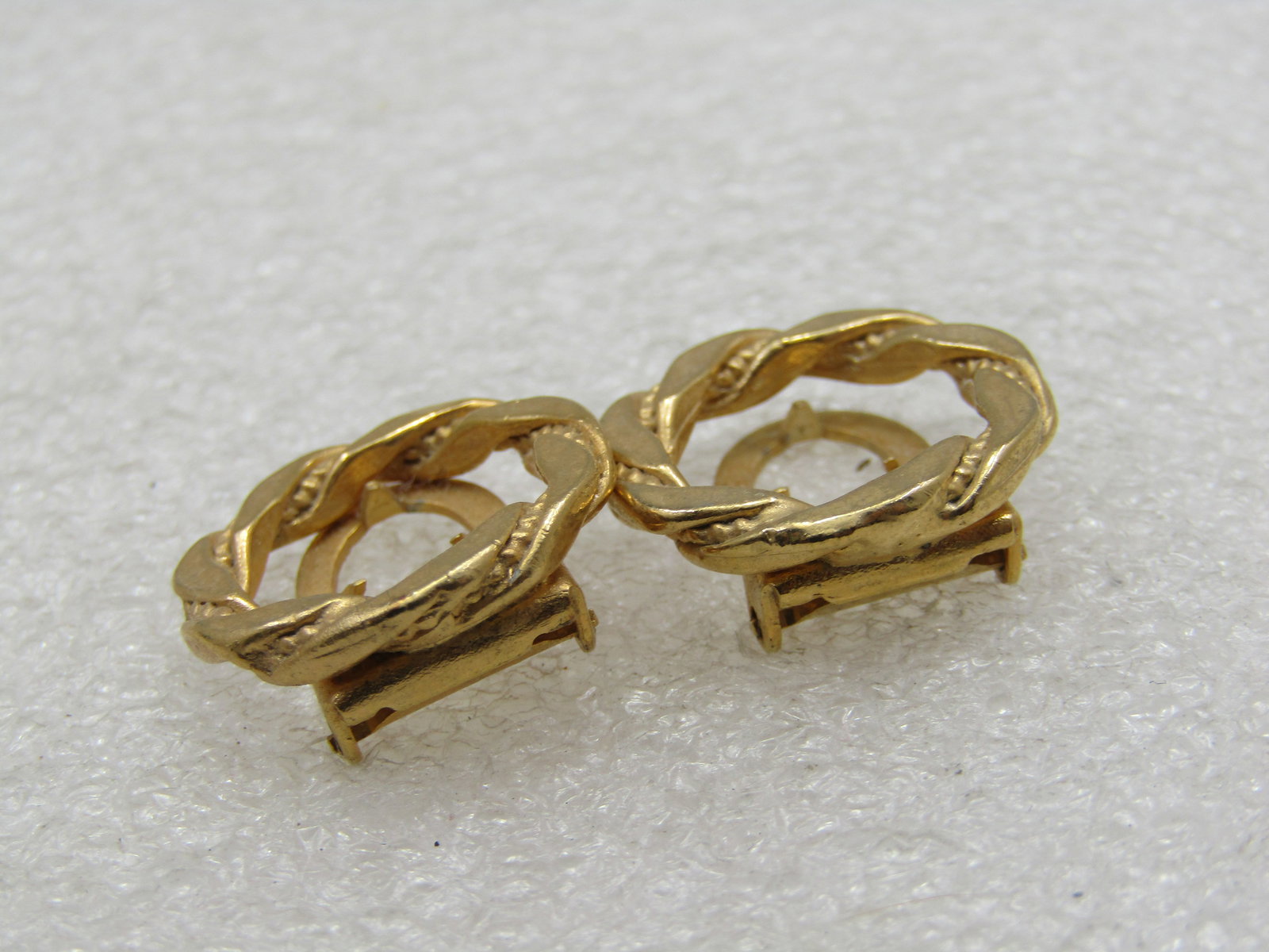 Vintage Pair of Lingerie Clips, Wreath Design, 1950's-1960's - 5