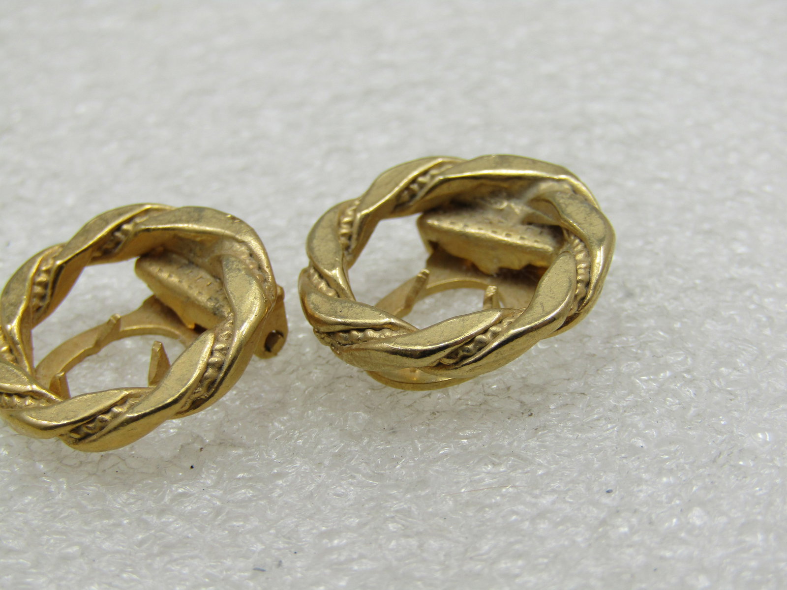 Vintage Pair of Lingerie Clips, Wreath Design, 1950's-1960's - 6