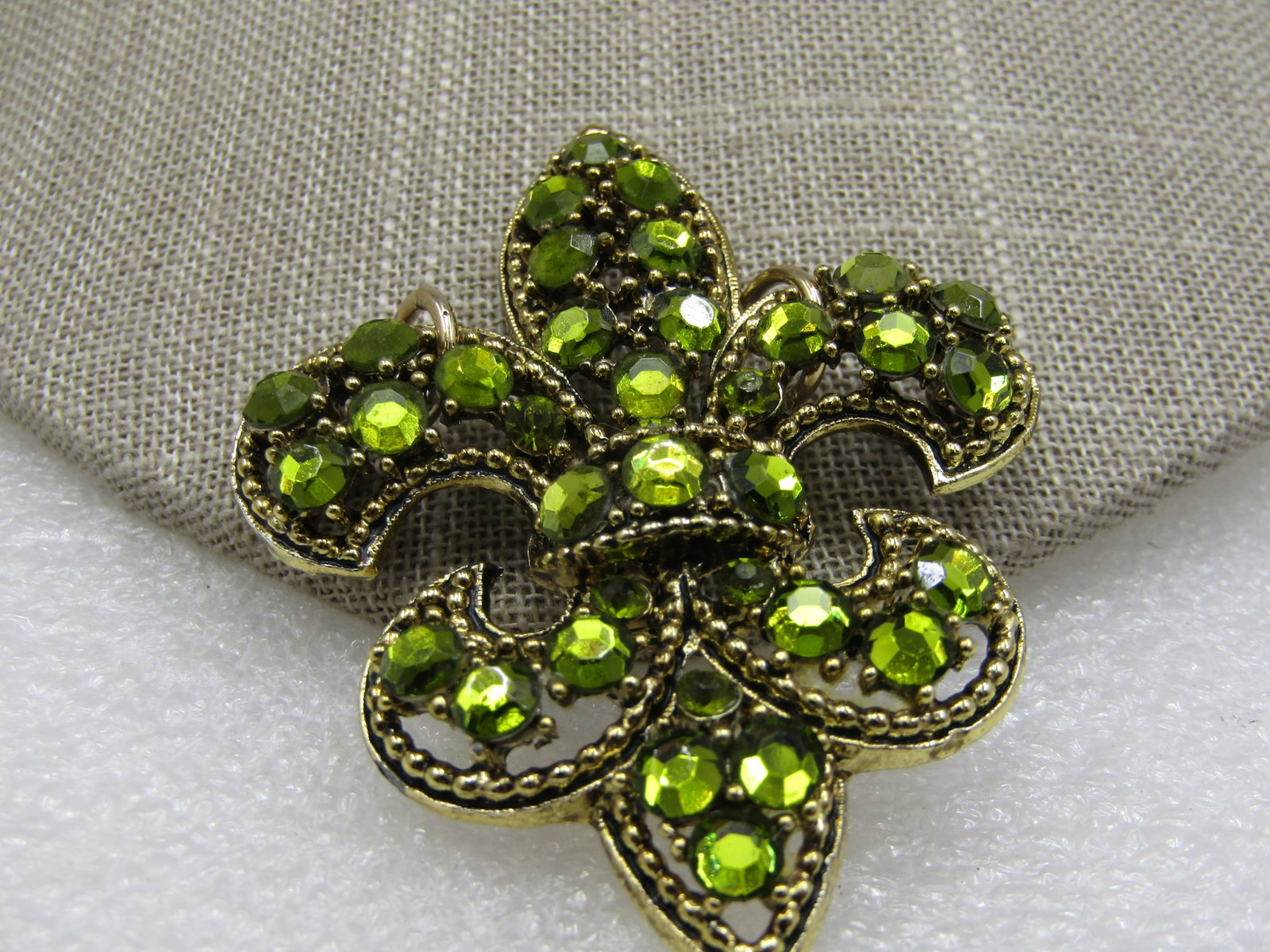 Vintage Weiss Green Rhinestone Fleur-de-Lis Pendant: Vintage Weiss Green Rhinestone Fleur-de-Lis Pendant/Brooch, 2". This was a brooch but is missing the pinback - perhaps a jewelry could replace the missing pin however the original owner added to jump