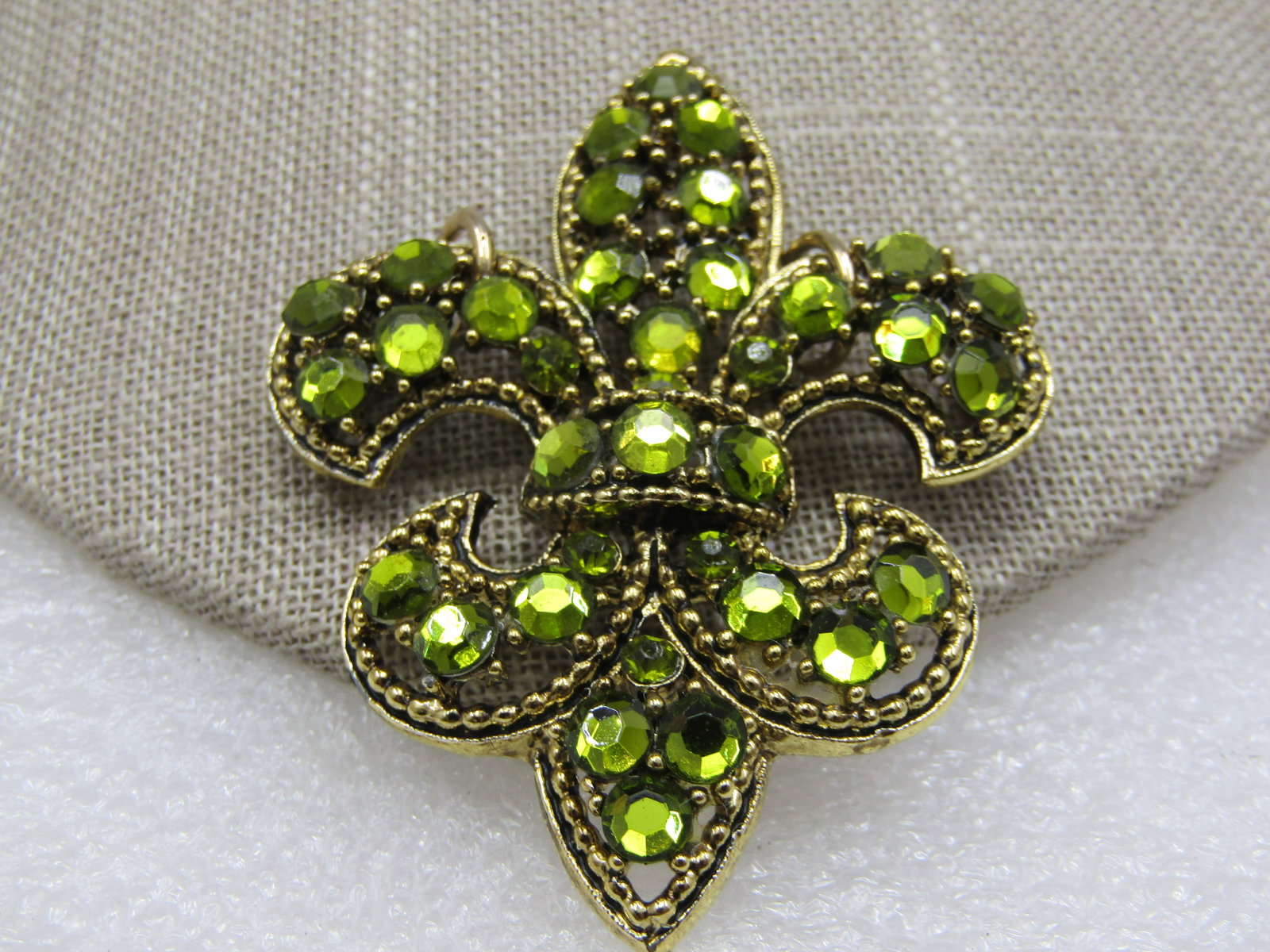 Vintage Weiss Green Rhinestone Fleur-de-Lis Pendant - 2