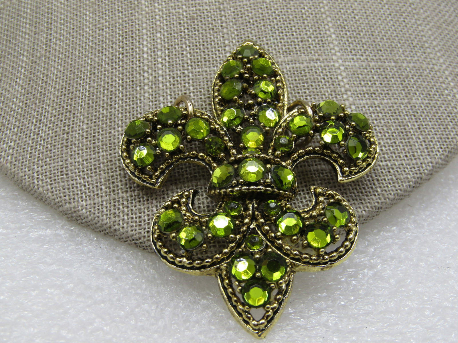 Vintage Weiss Green Rhinestone Fleur-de-Lis Pendant - 3