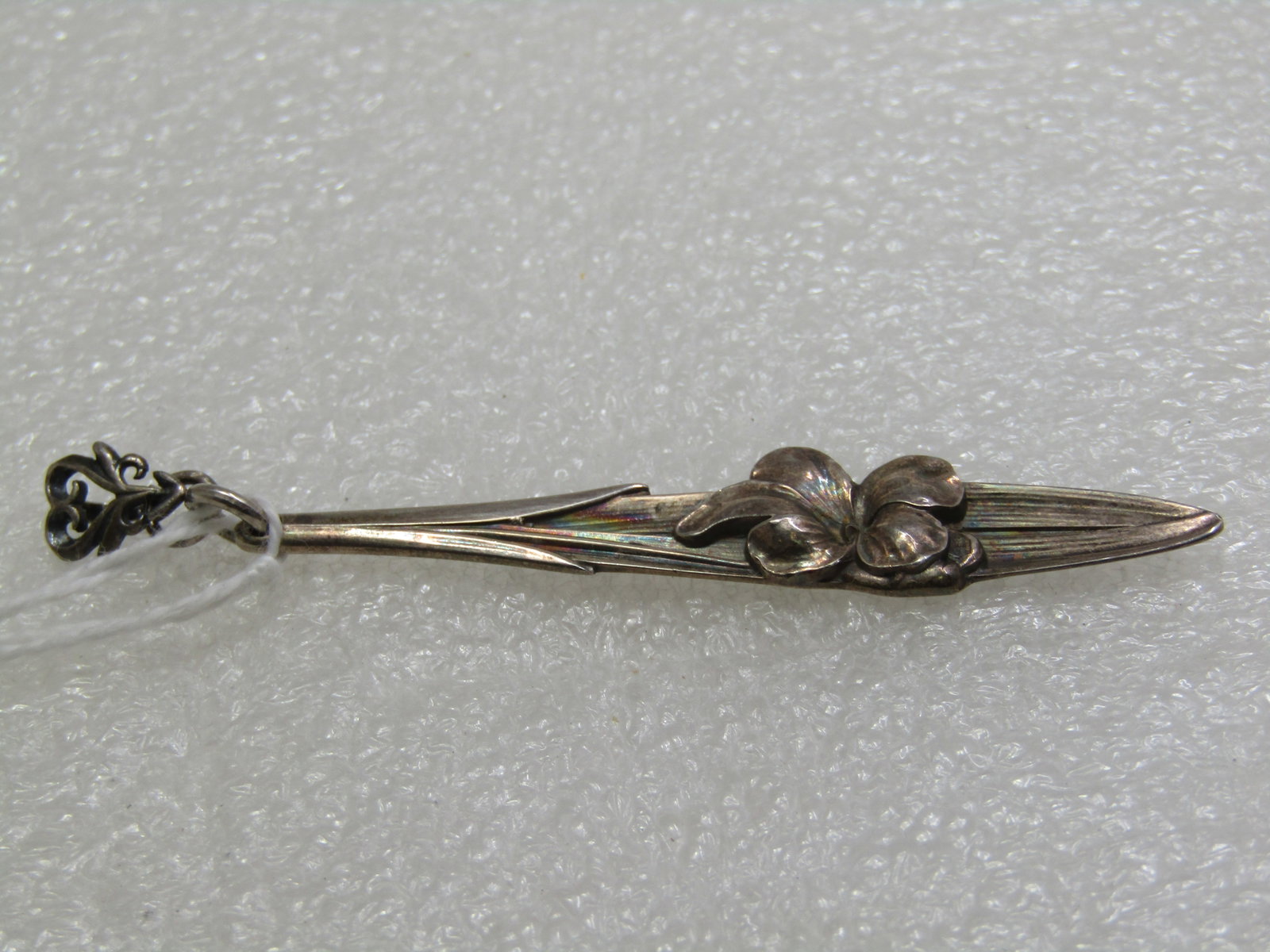 Sterling Art Nouveau Drop Pendant, Floral 2.75".: Sterling Art Nouveau Themed Drop Pendant, Four Petal Floral 2.75". Looks like a violet resting on a long leaf. The leaf drops from a heart like scrolled separate piece. Weight is appx. 5.30 gr. Not