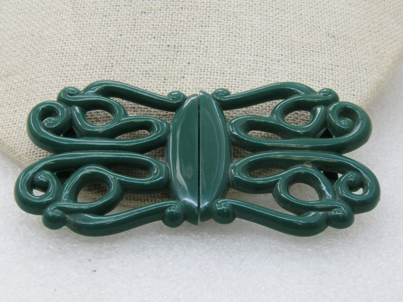 Vintage Green Acrylic Scrolled Buckle, Mid-Century, 3.5",: Vintage Green Scrolled Sash Buckle, Mid-Century, 3.5" wide and 1.75" tall. Two piece. Holds sash or other lightweight belt with a belt opening of 1" to 1-1/8". This is agreen acrylic, mid-century.