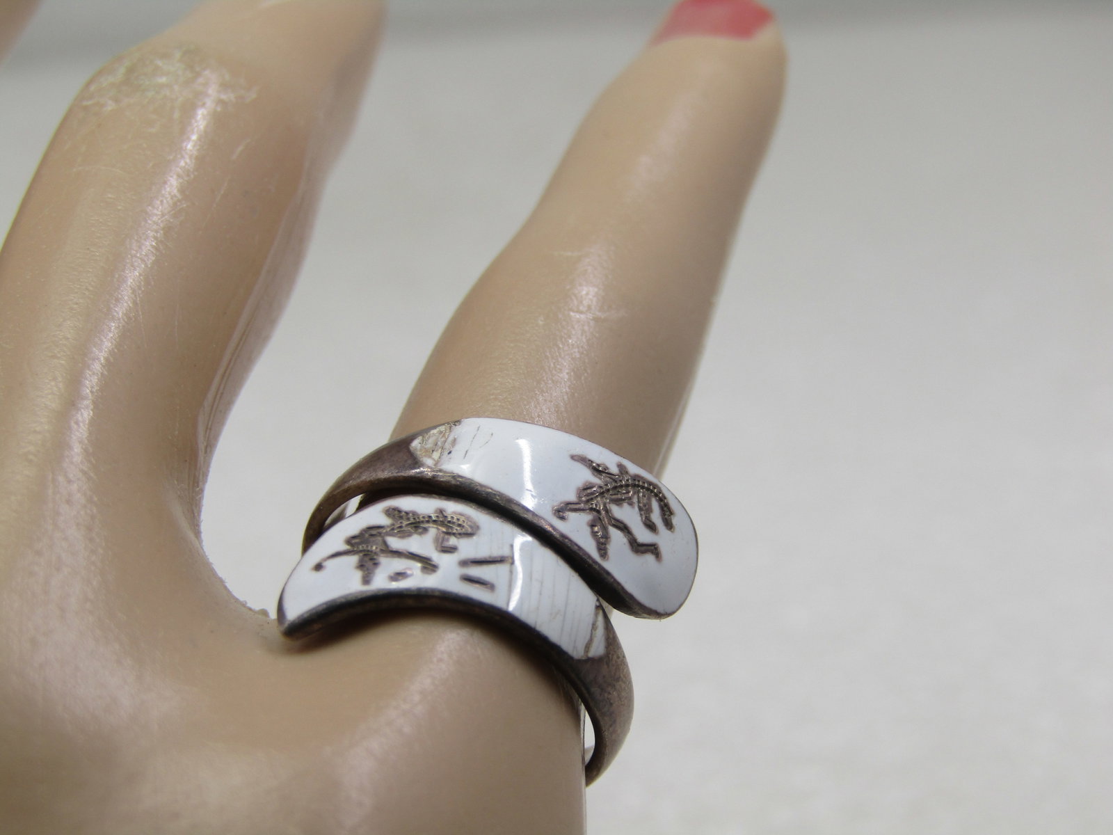 Vintage Sterling Enameled Siam Bypass Ring, White Enameled. Sz. 5. - 5