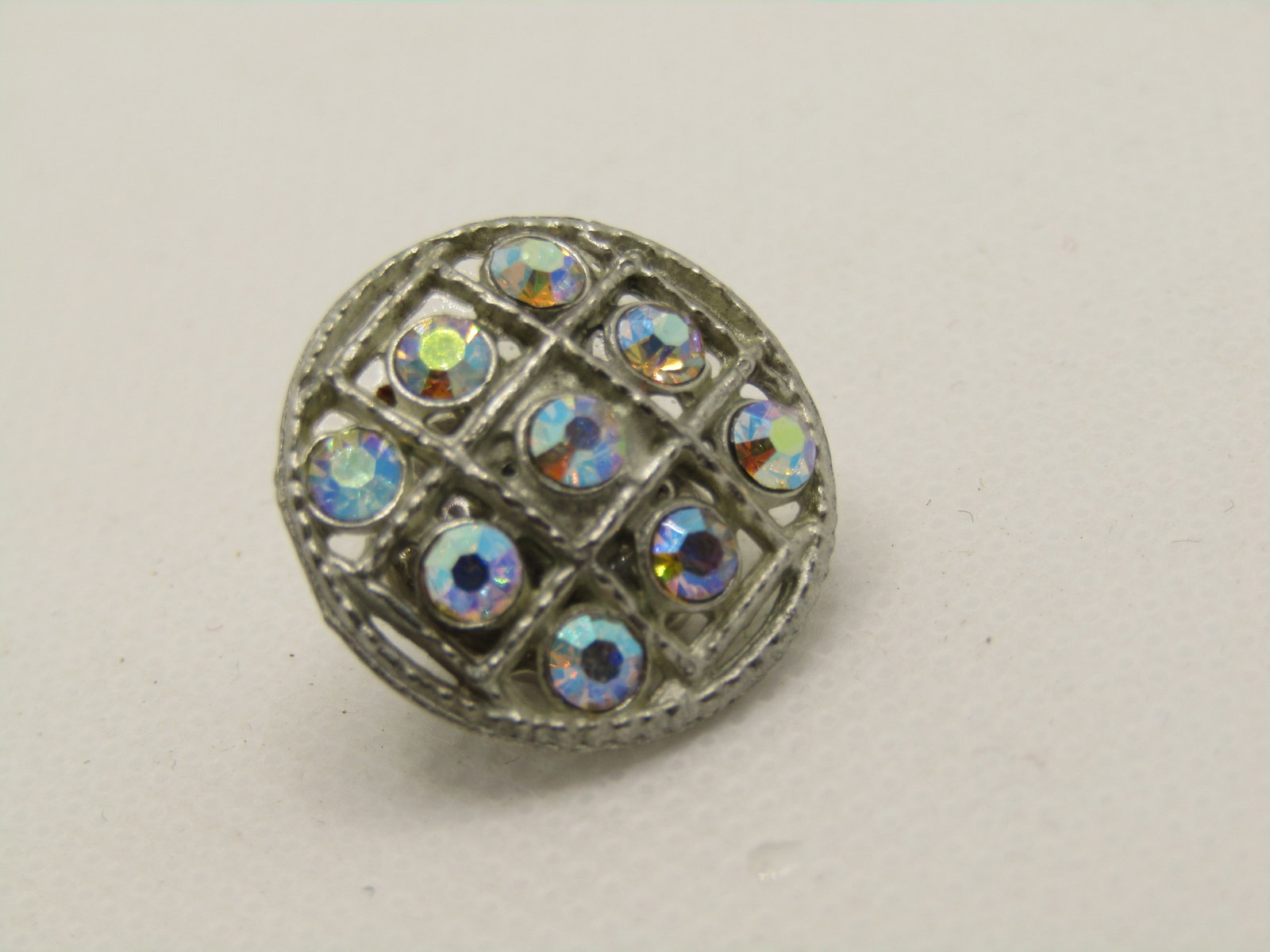 Vintage Aurora Borealis Rhinestone, 3/4" Round: Vintage Aurora Borealis Rhinestone Tack Pin, 3/4" Round, tack pin with clutch. Very good condition. 1960's. Not signed by the maker. (INV. W.42718.4 SS4448 J LD 4/7/21) Reserve: $15.00 Shipping: