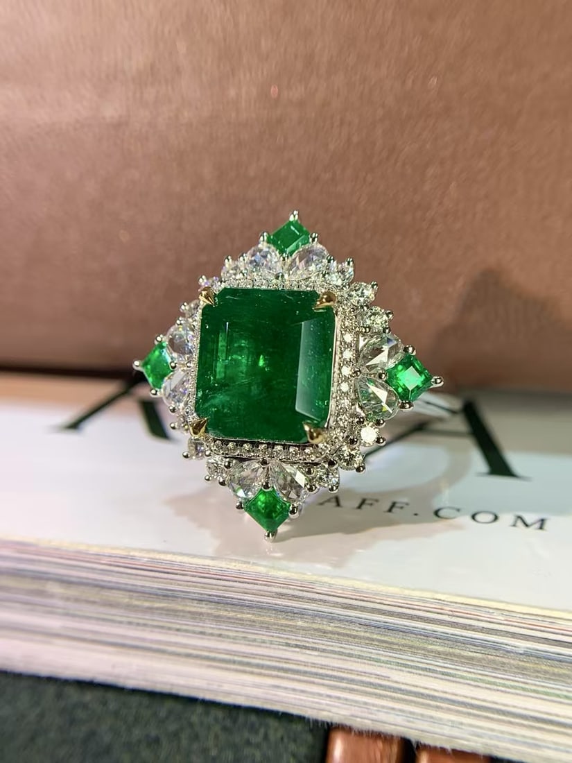 18K Gold Natural Emerald Ring